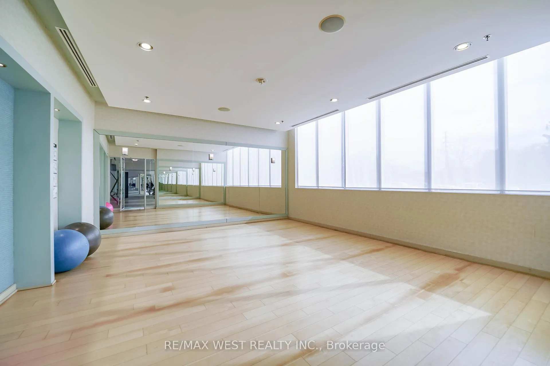 Photo 11 of Unit 909, 100 John Street, Brampton, Downtown Brampton — HOMEH