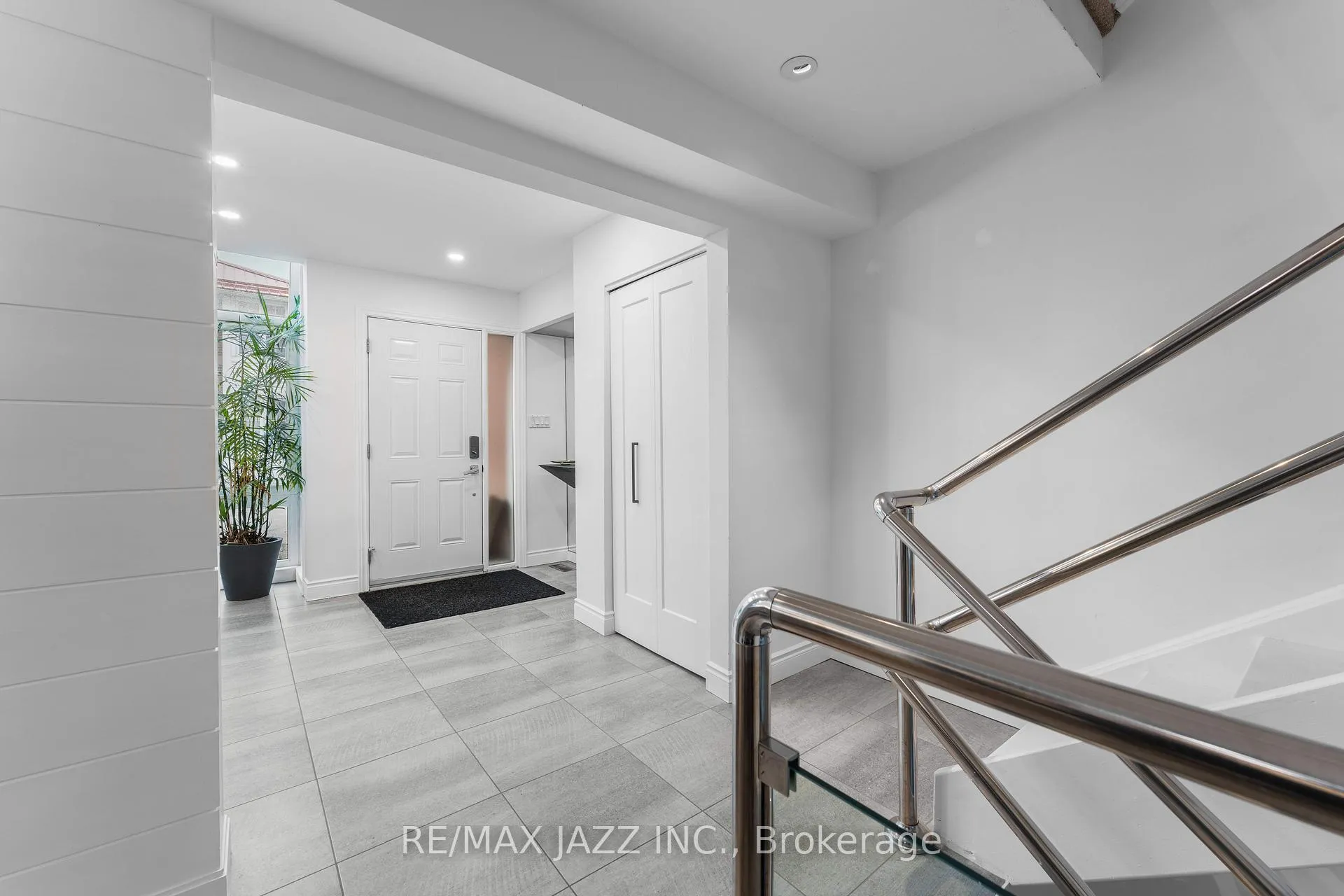 Photo 2 of Unit 48, 1 Place D'armes, Kingston, East of Sir John A. Blvd — HOMEH