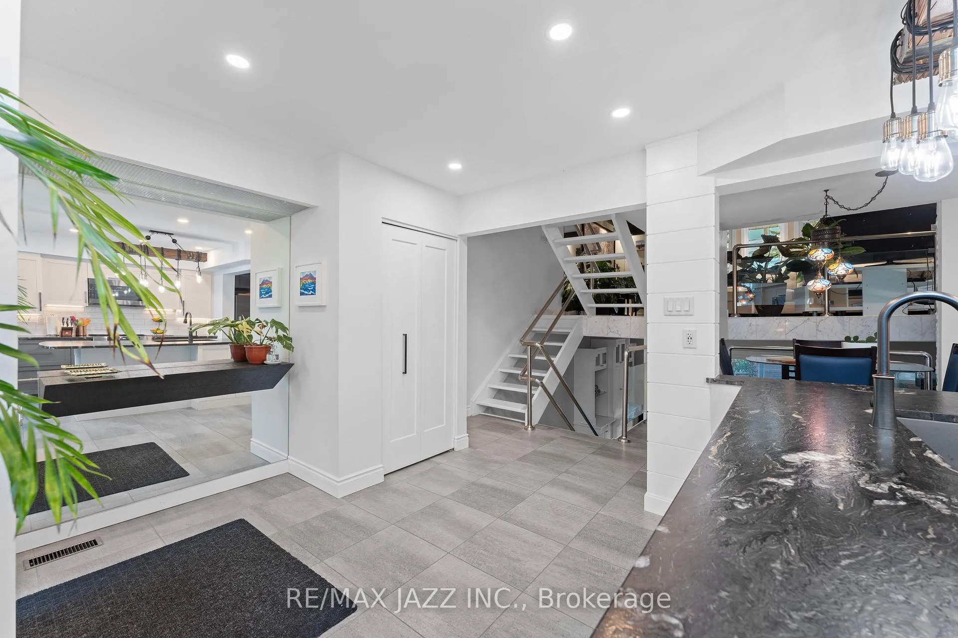 Photo 3 of Unit 48, 1 Place D'armes, Kingston, East of Sir John A. Blvd — HOMEH