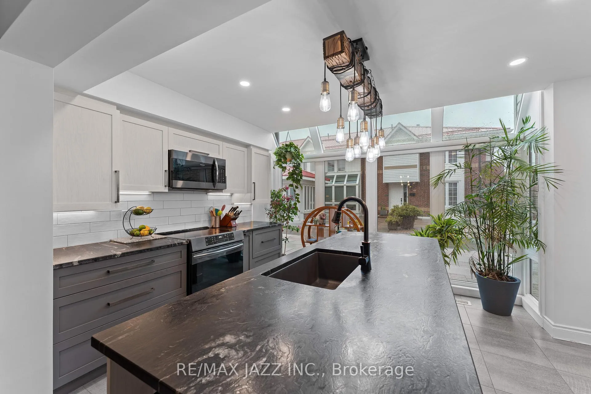 Photo 5 of Unit 48, 1 Place D'armes, Kingston, East of Sir John A. Blvd — HOMEH
