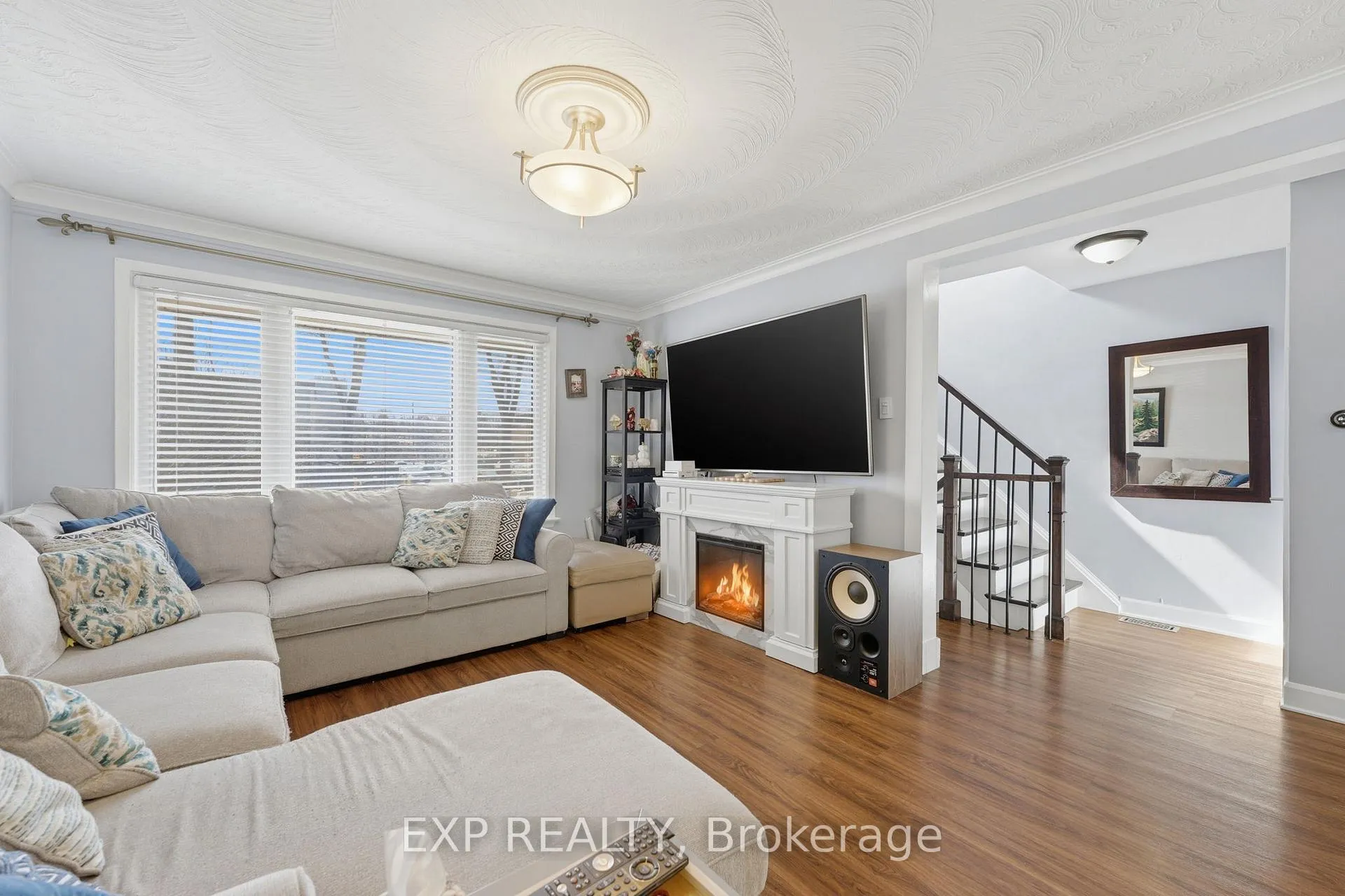 Photo 4 of 131 Dalrymple Drive, Toronto, Rockcliffe-Smythe — HOMEH