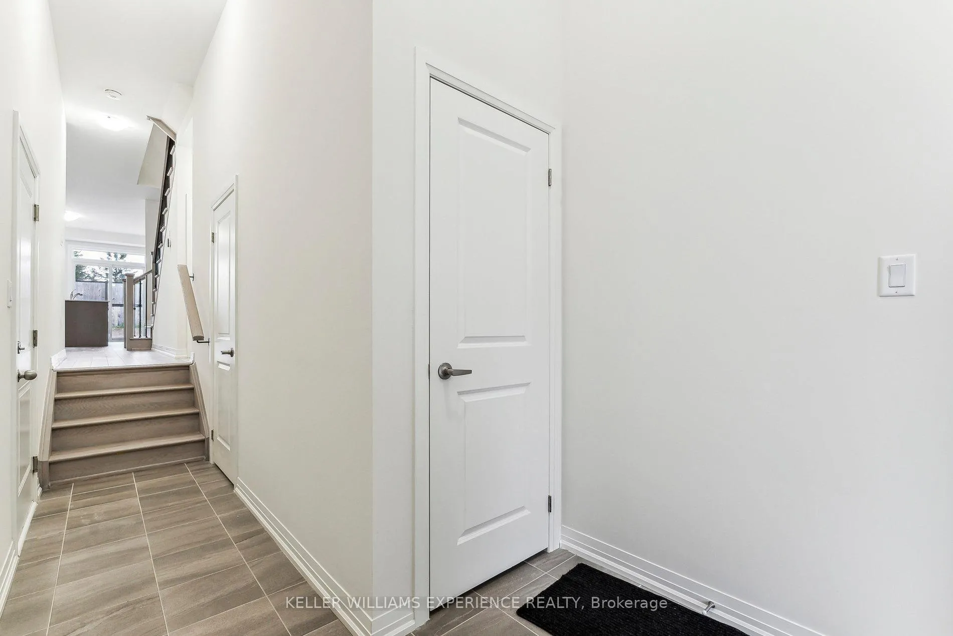 Photo 8 of 102 Turnberry Lane, Barrie, Painswick South — HOMEH