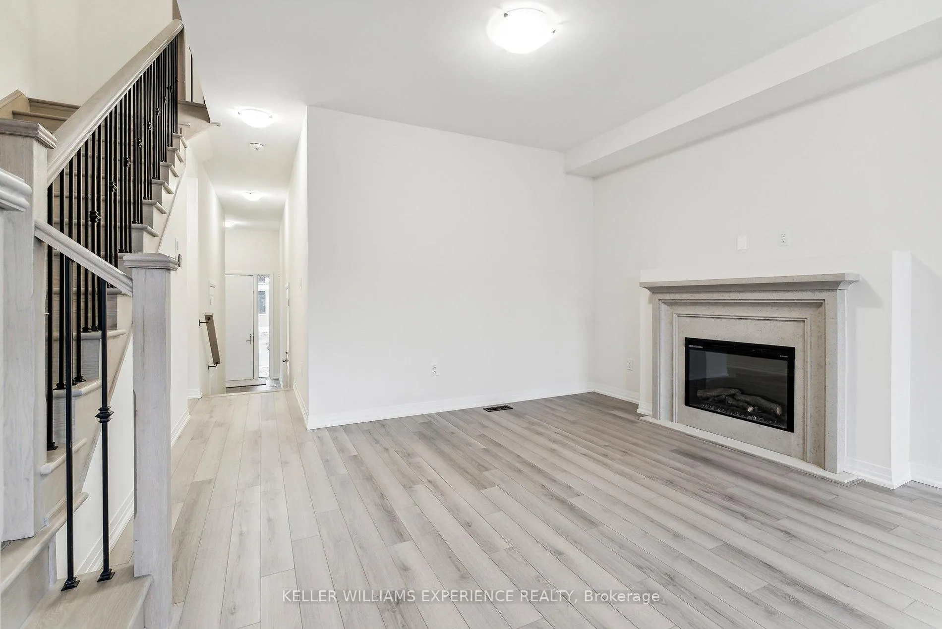 Photo 12 of 102 Turnberry Lane, Barrie, Painswick South — HOMEH