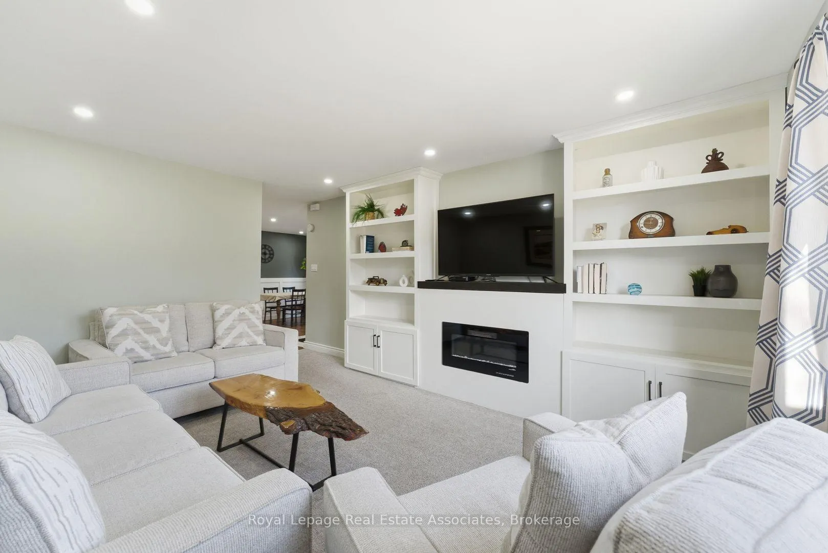 Photo 3 of 2333 Melissa Crescent, Burlington, Brant Hills — HOMEH
