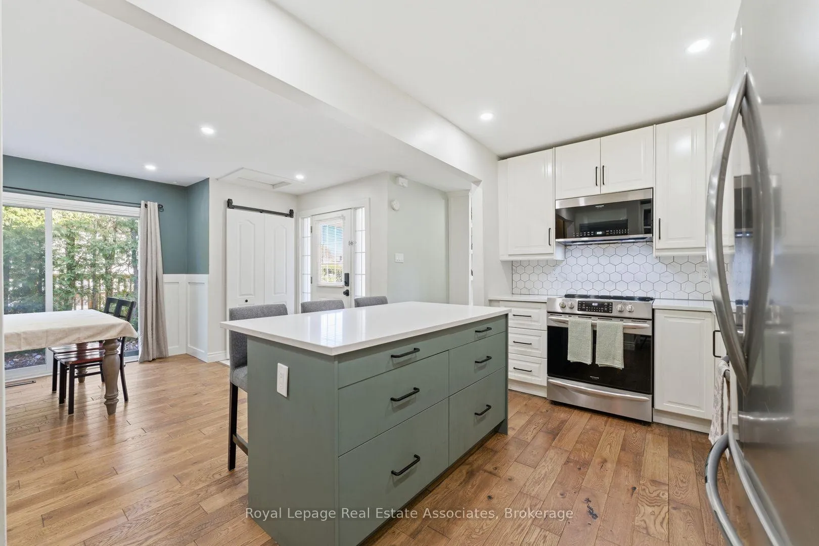 Photo 8 of 2333 Melissa Crescent, Burlington, Brant Hills — HOMEH