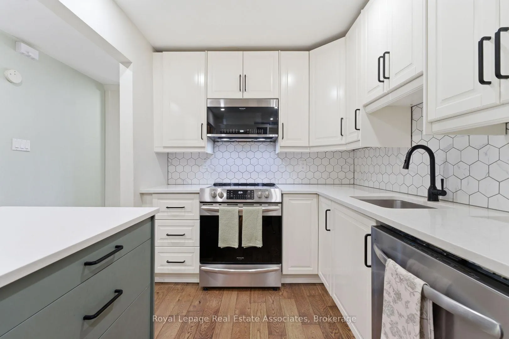 Photo 11 of 2333 Melissa Crescent, Burlington, Brant Hills — HOMEH