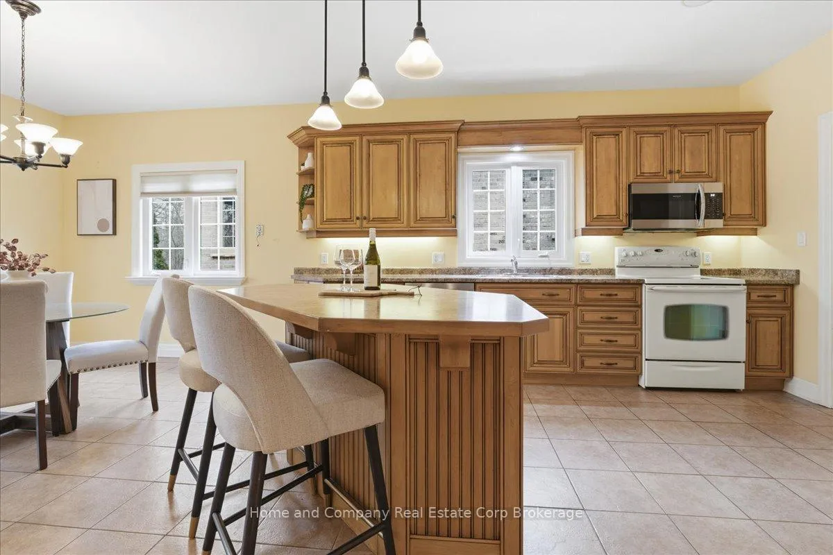 Photo 13 of 28 North Pointe Drive, Stratford — HOMEH