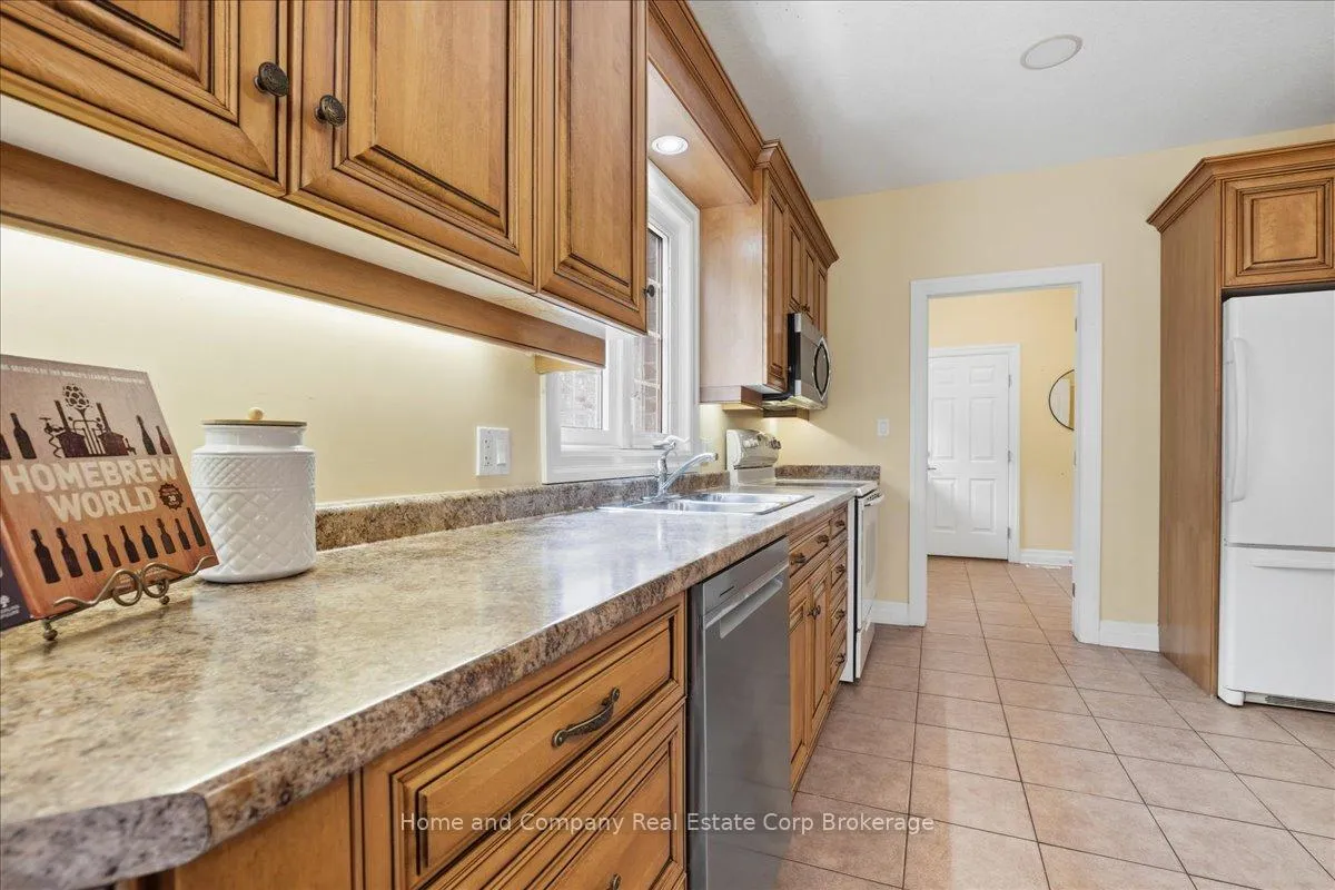 Photo 15 of 28 North Pointe Drive, Stratford — HOMEH
