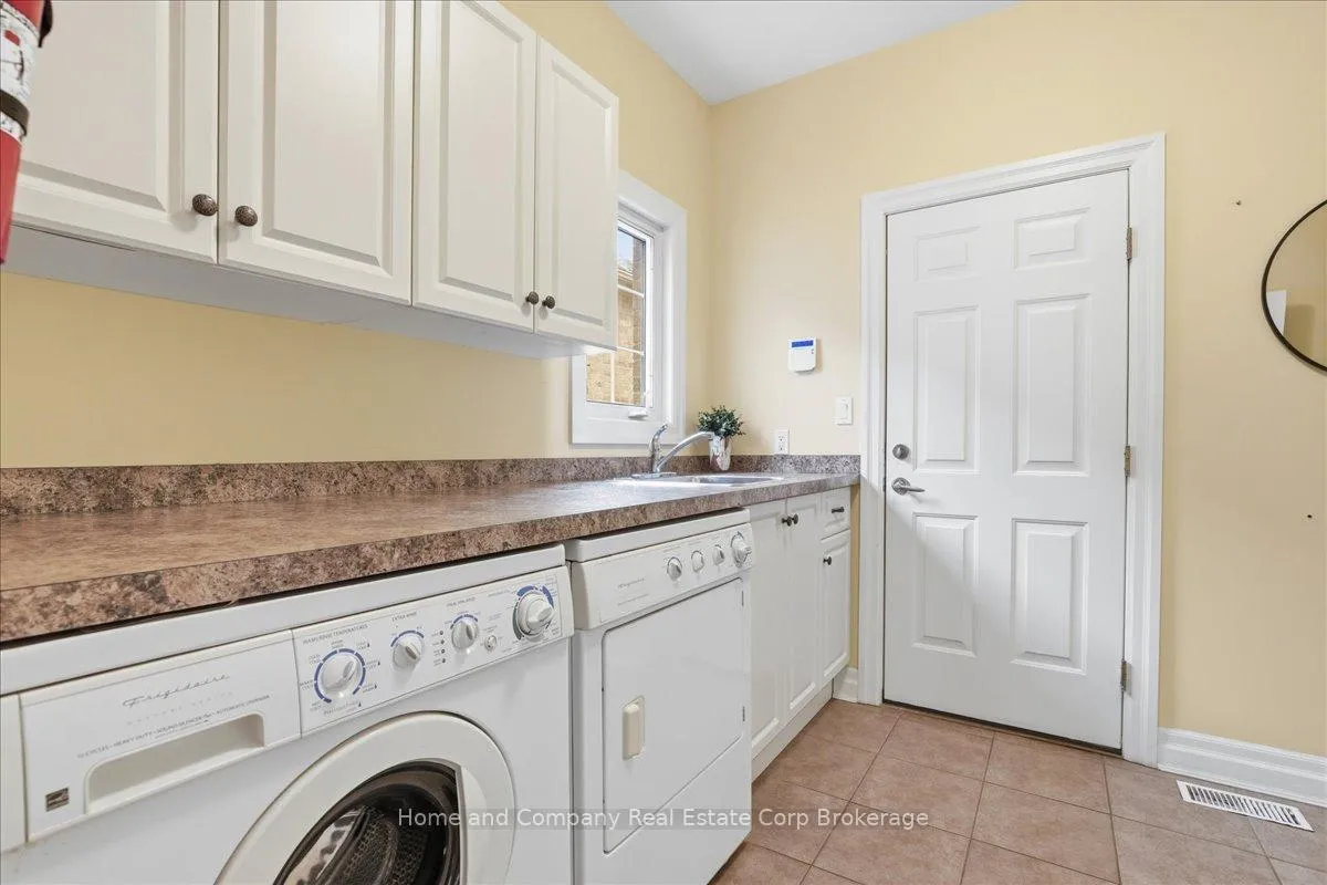Photo 16 of 28 North Pointe Drive, Stratford — HOMEH