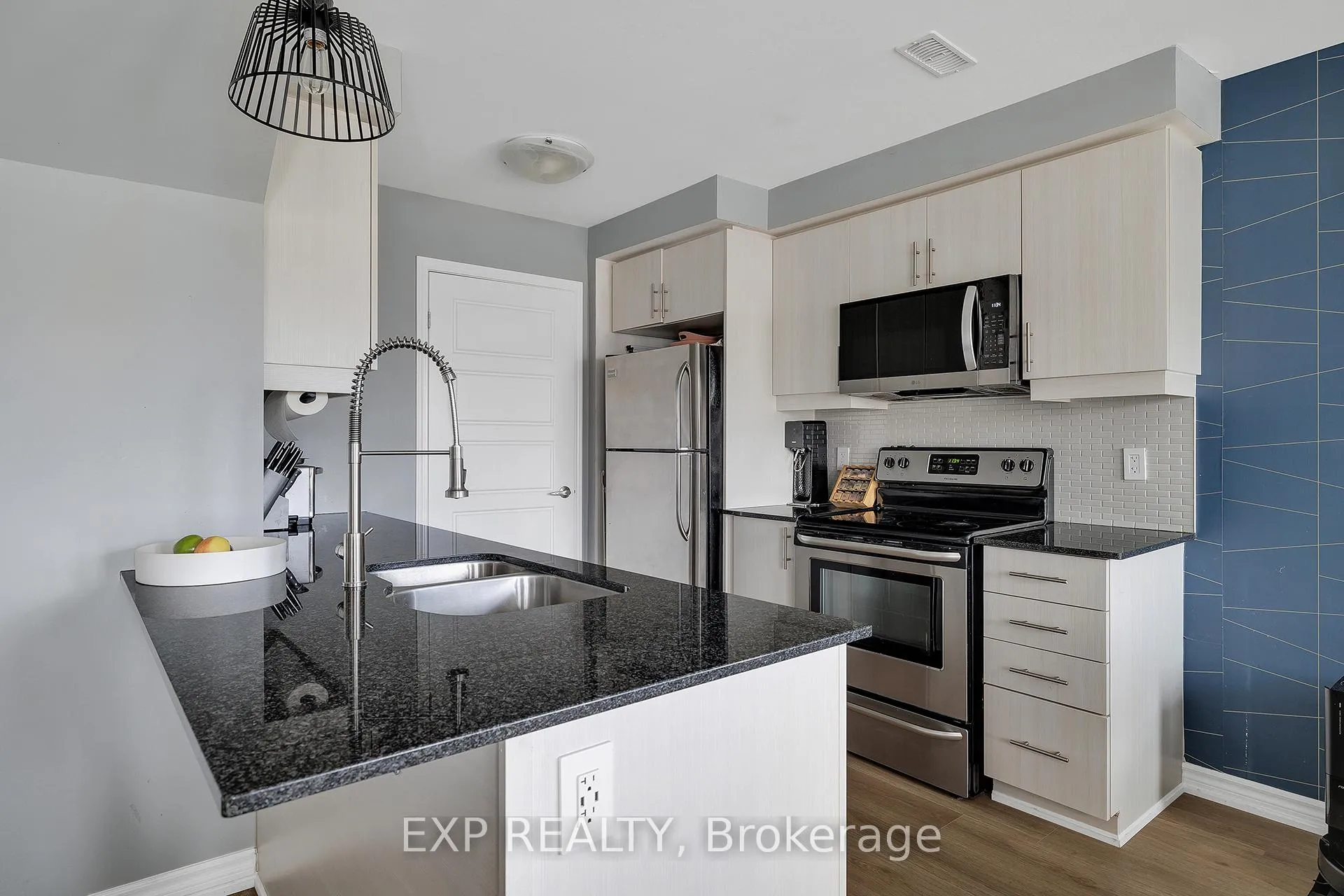 Photo 5 of 904 Apple Hill Lane, Kitchener — HOMEH
