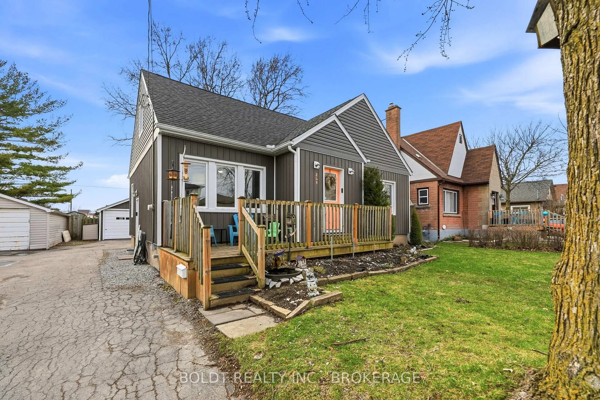 Photo 2 of 249 McAlpine Avenue S, Welland, Lincoln/Crowland — HOMEH