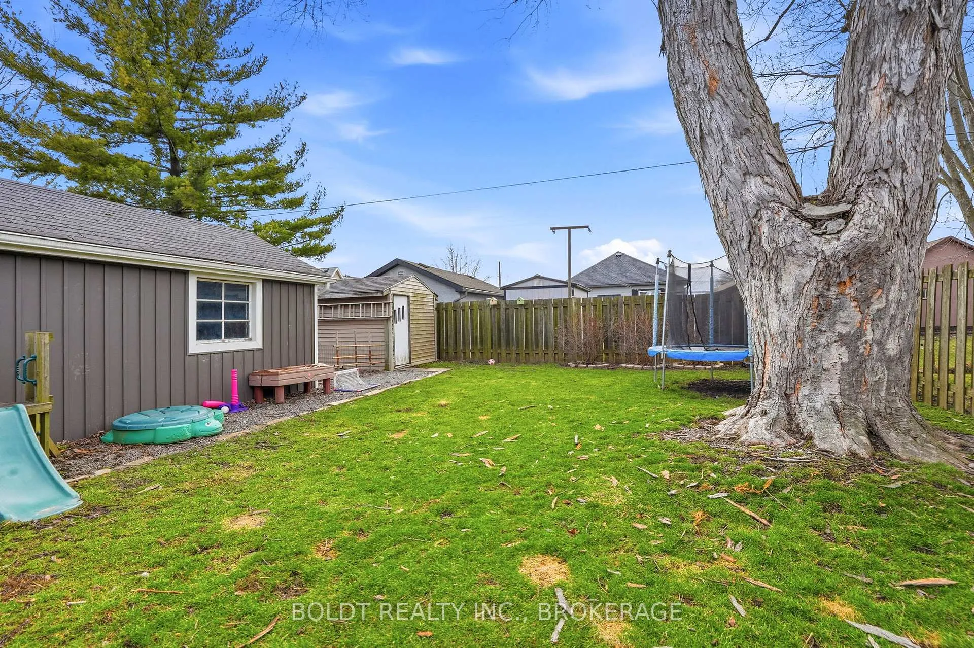 Photo 3 of 249 McAlpine Avenue S, Welland, Lincoln/Crowland — HOMEH