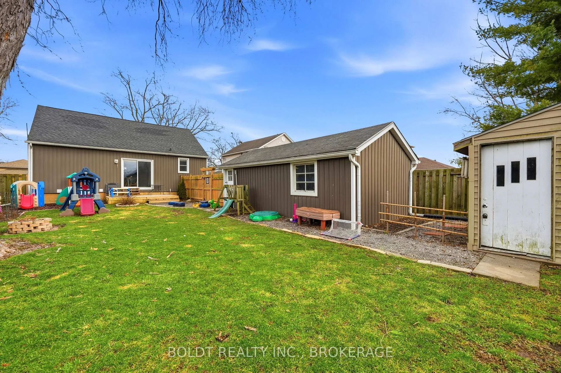 Photo 4 of 249 McAlpine Avenue S, Welland, Lincoln/Crowland — HOMEH