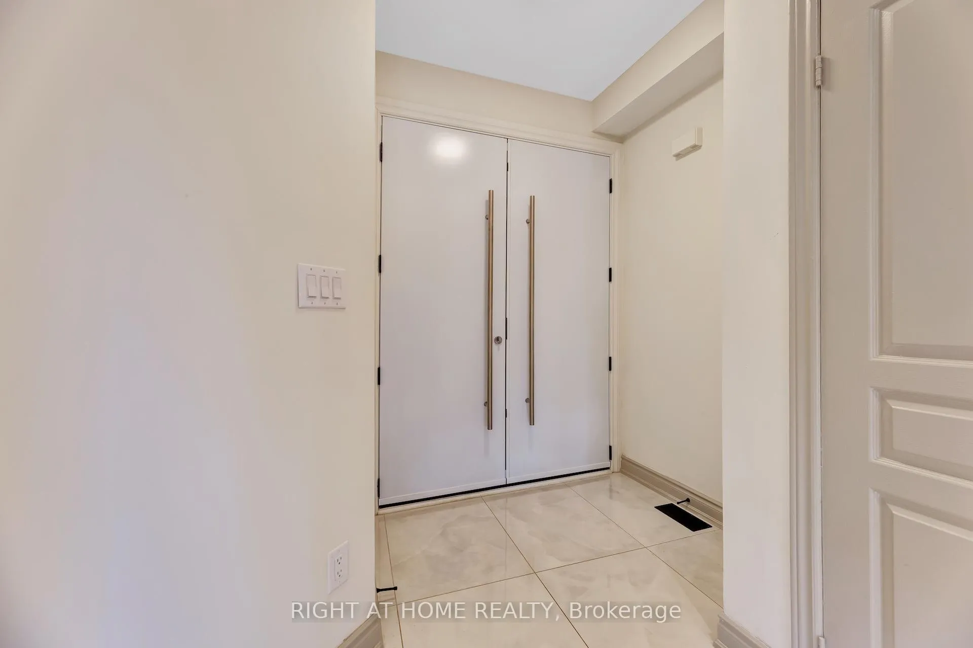Photo 6 of 57 Calera Crescent, Vaughan, Sonoma Heights — HOMEH