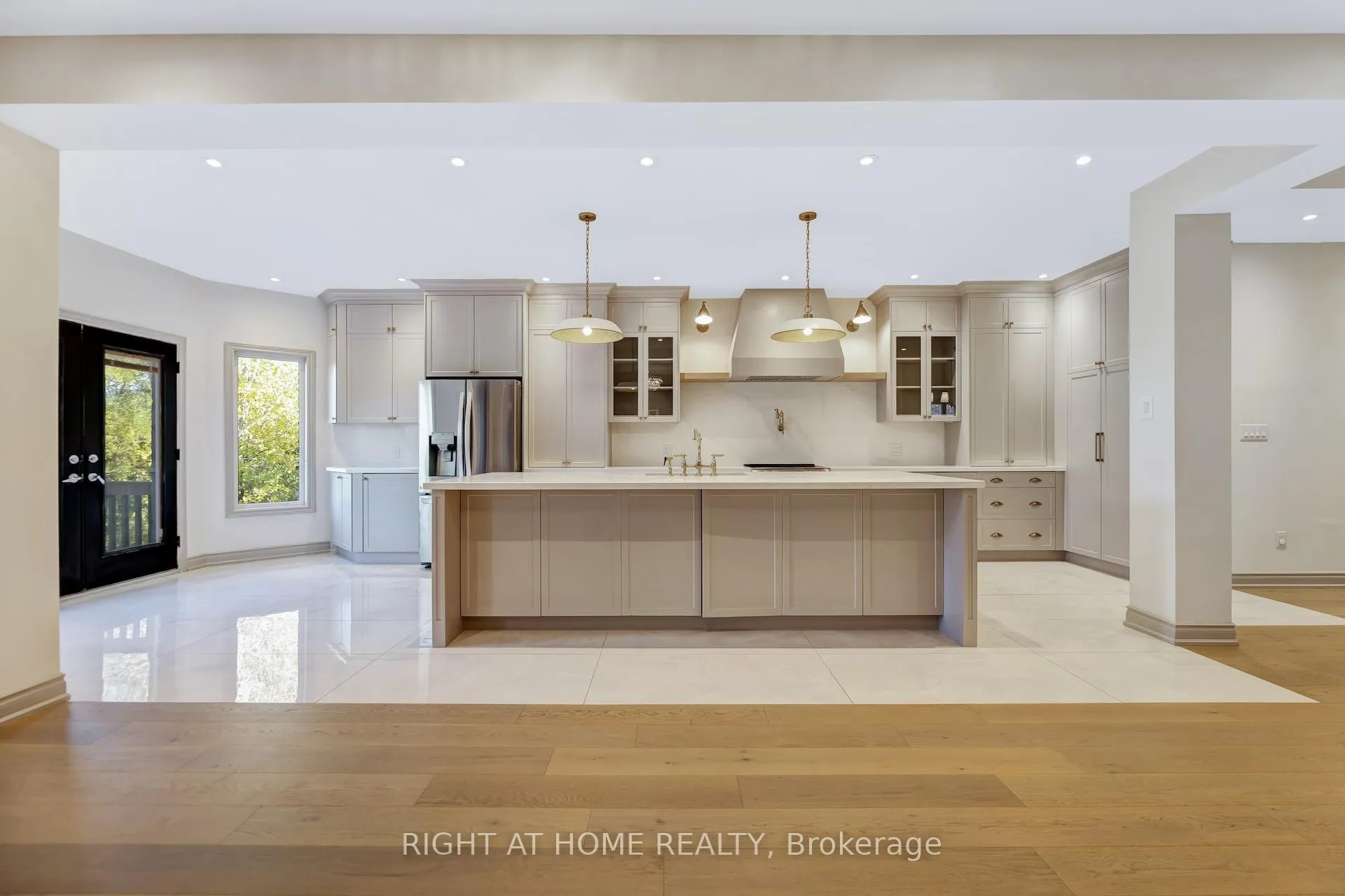 Photo 9 of 57 Calera Crescent, Vaughan, Sonoma Heights — HOMEH