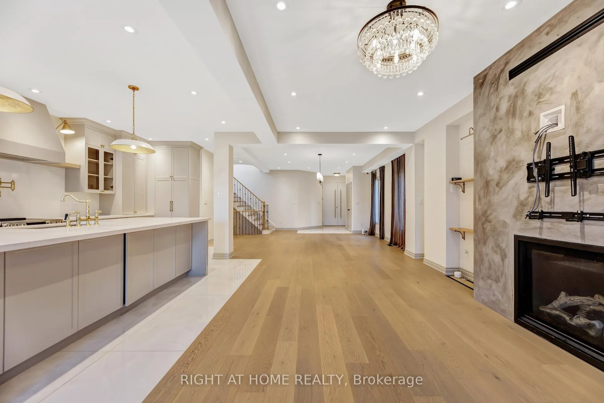 Photo 10 of 57 Calera Crescent, Vaughan, Sonoma Heights — HOMEH
