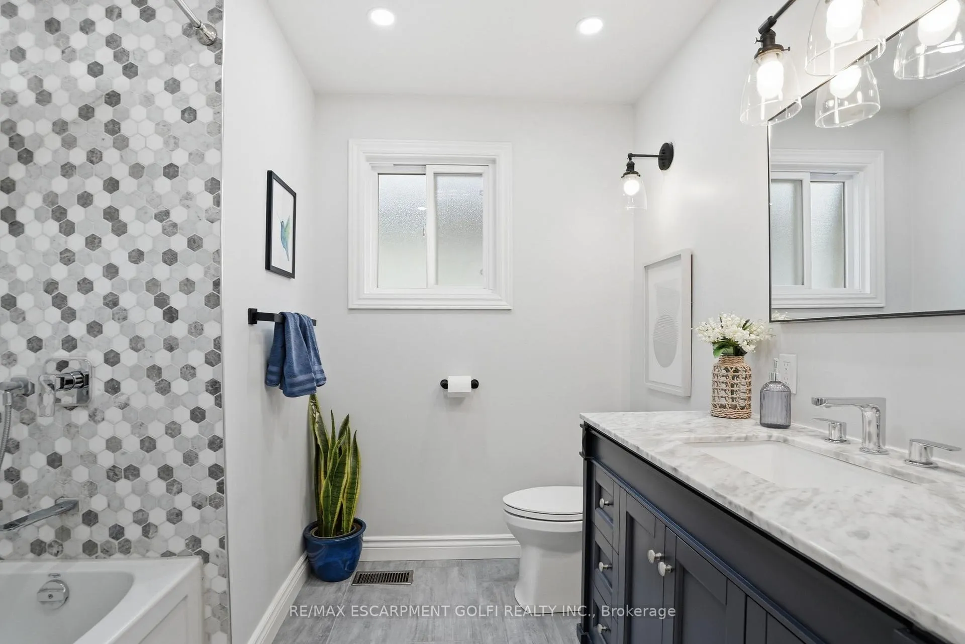 Photo 14 of 676 Woodview Road, Burlington, Roseland — HOMEH