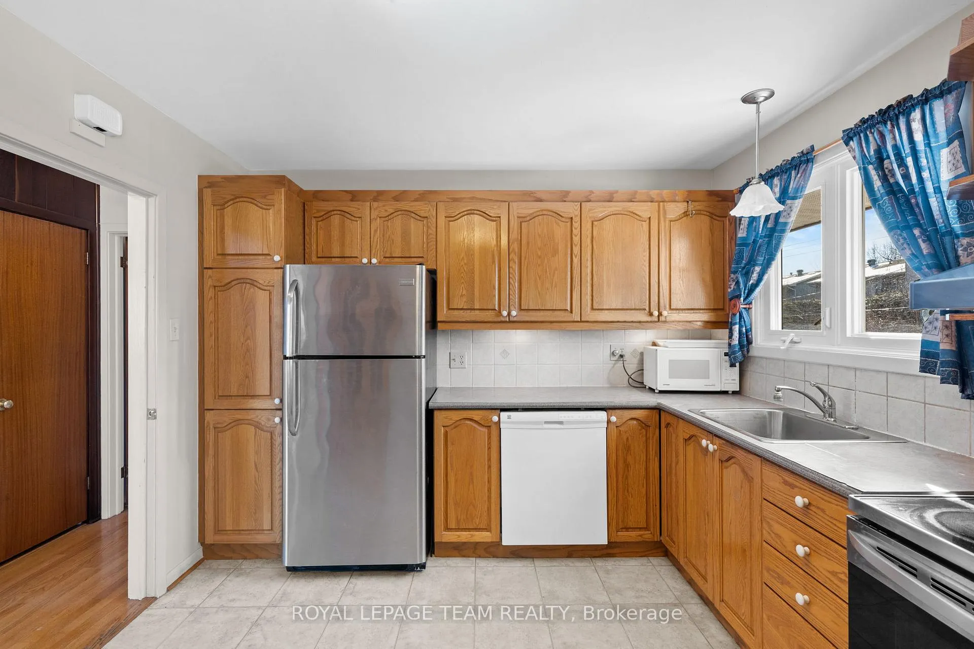 Photo 11 of 808 Nicholson Avenue, Ottawa, Mooneys Bay/Riverside Park — HOMEH