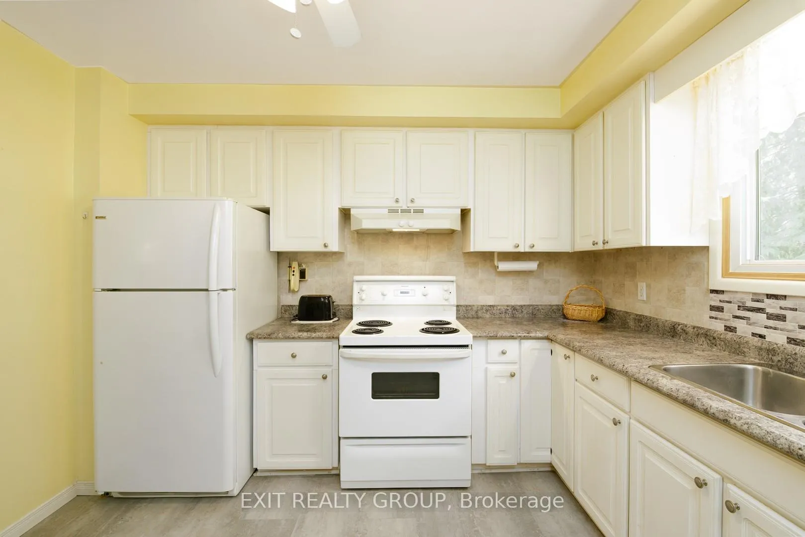 Photo 10 of 31 Lexington Crescent, Belleville, Belleville Ward — HOMEH