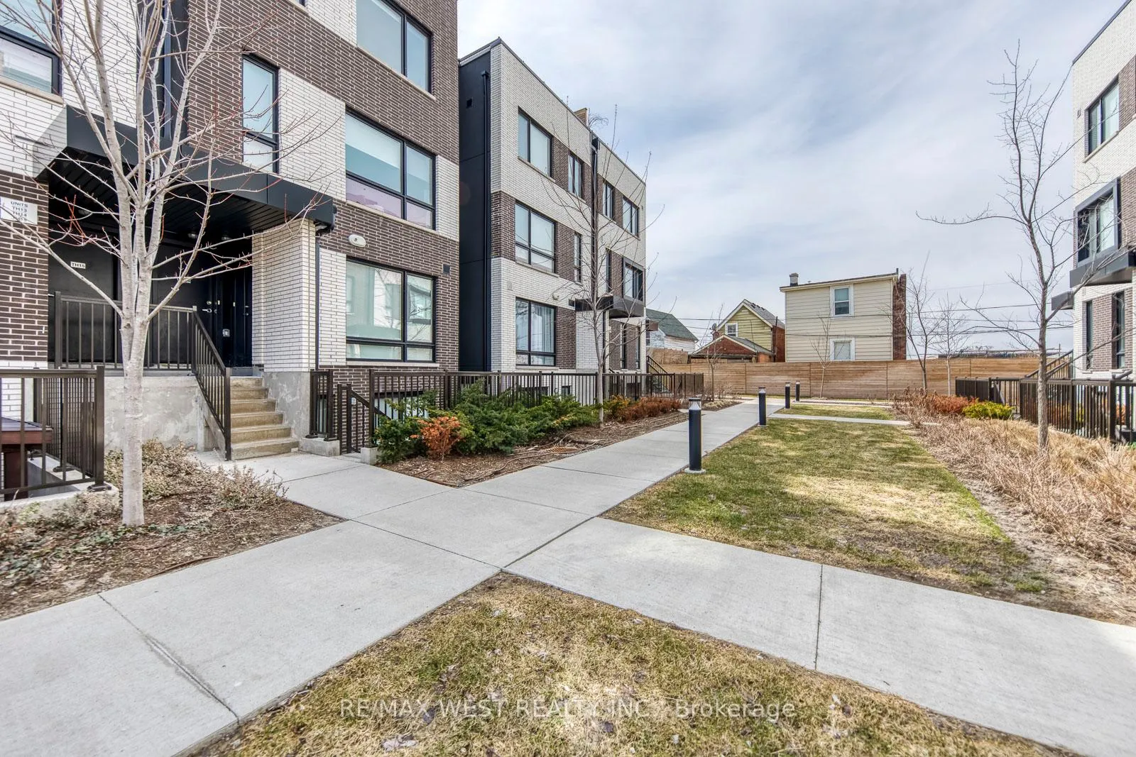 Photo 4 of Unit 14, 20 Ed Clark Gardens, Toronto, Weston-Pellam Park — HOMEH