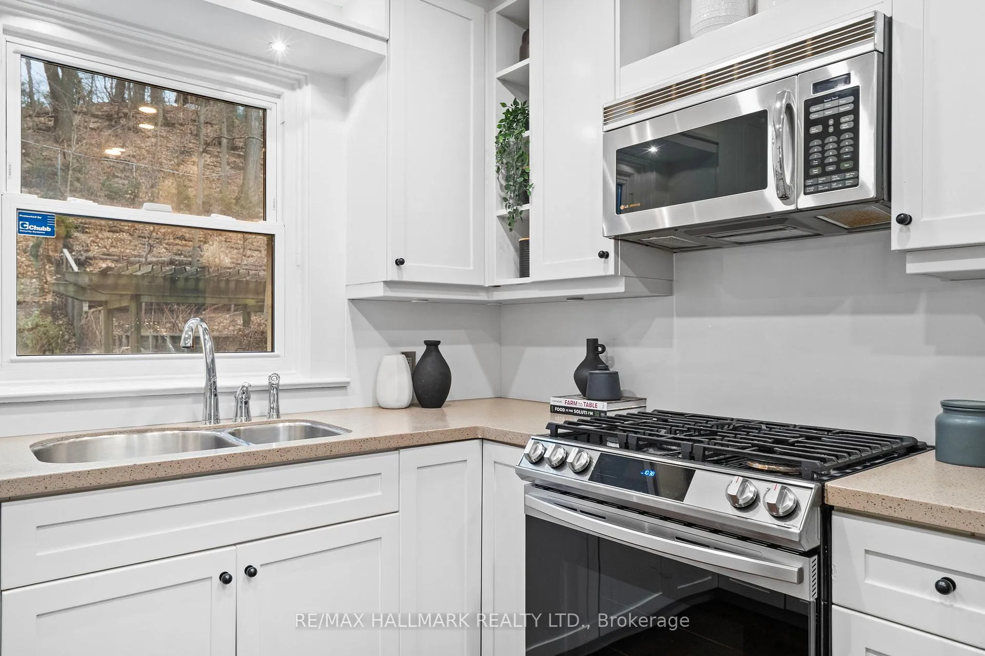 Photo 9 of 74 Glen Davis Crescent, Toronto, East End-Danforth — HOMEH