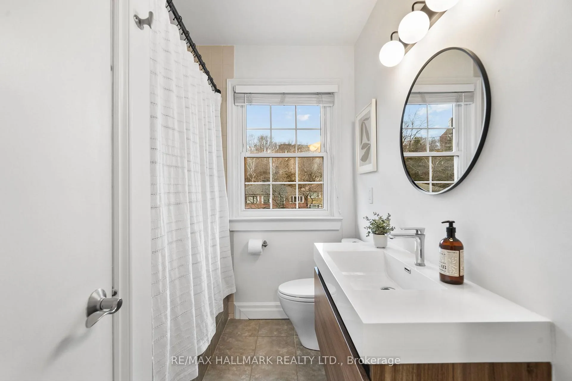 Photo 21 of 74 Glen Davis Crescent, Toronto, East End-Danforth — HOMEH