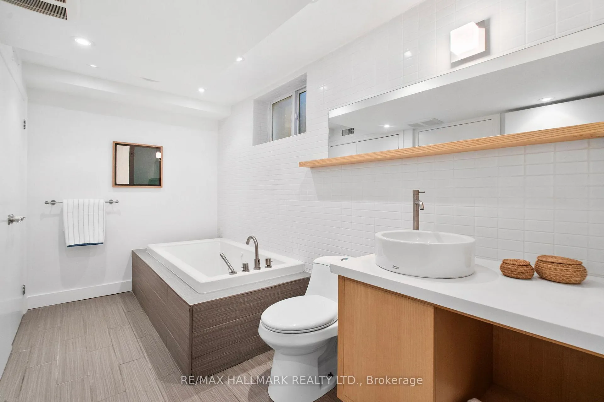 Photo 29 of 74 Glen Davis Crescent, Toronto, East End-Danforth — HOMEH
