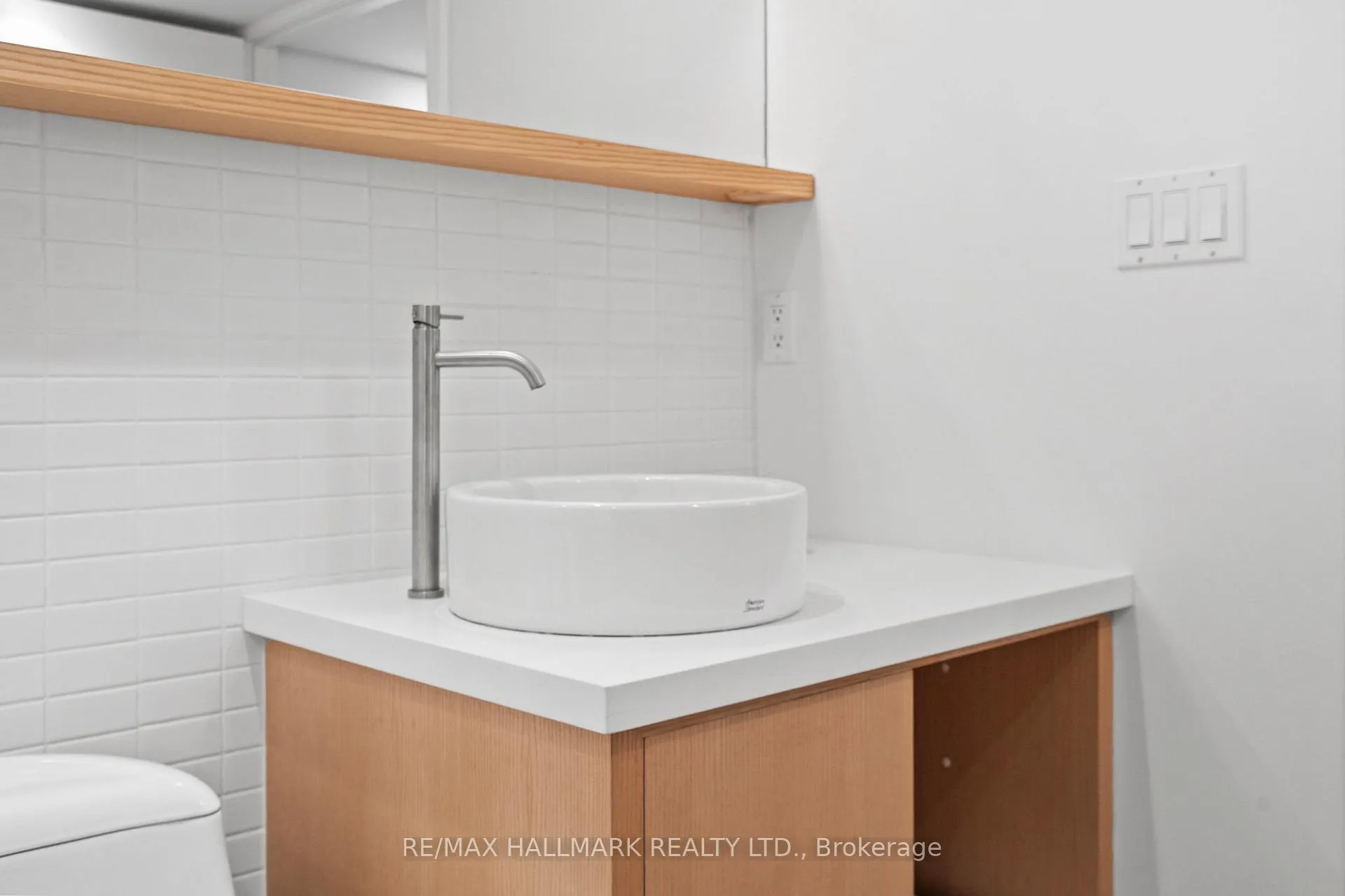 Photo 30 of 74 Glen Davis Crescent, Toronto, East End-Danforth — HOMEH