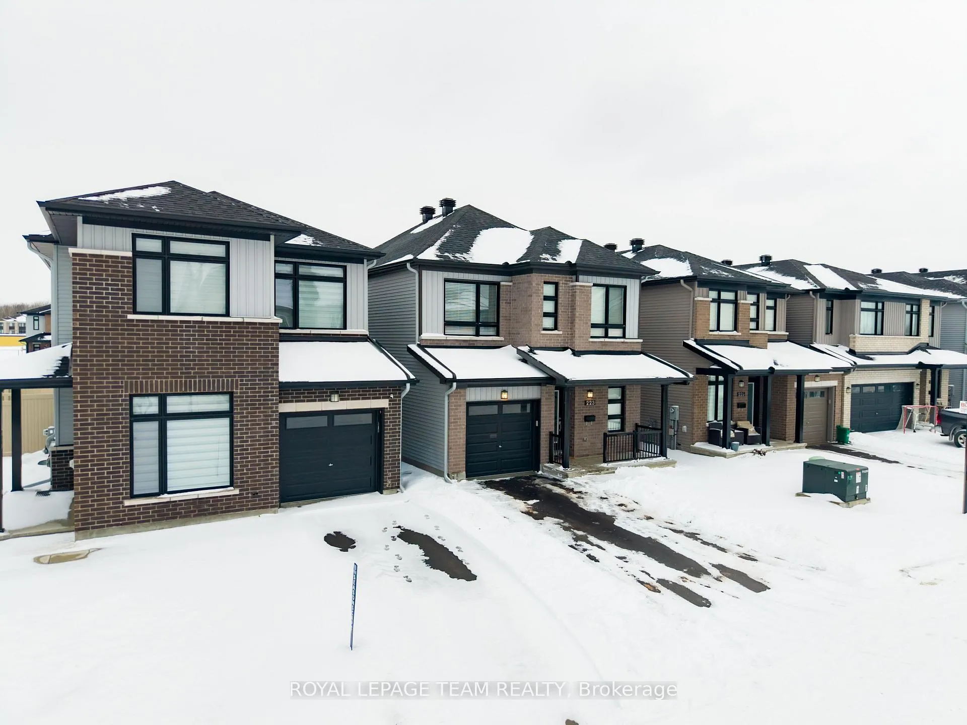 Photo 4 of 223 Turnbuckle Crescent, Ottawa, Barrhaven - Half Moon Bay — HOMEH