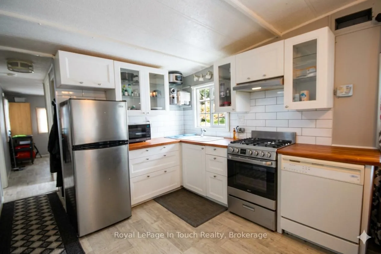 Photo 4 of 10 Lakeshore Road, Midland — HOMEH