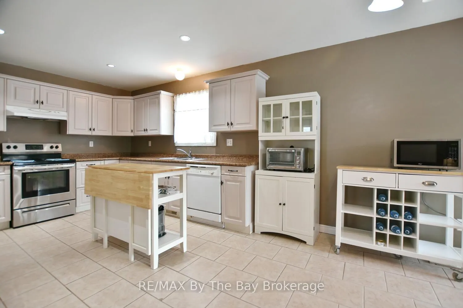 Photo 15 of 409 Robinson Road, Wasaga Beach — HOMEH