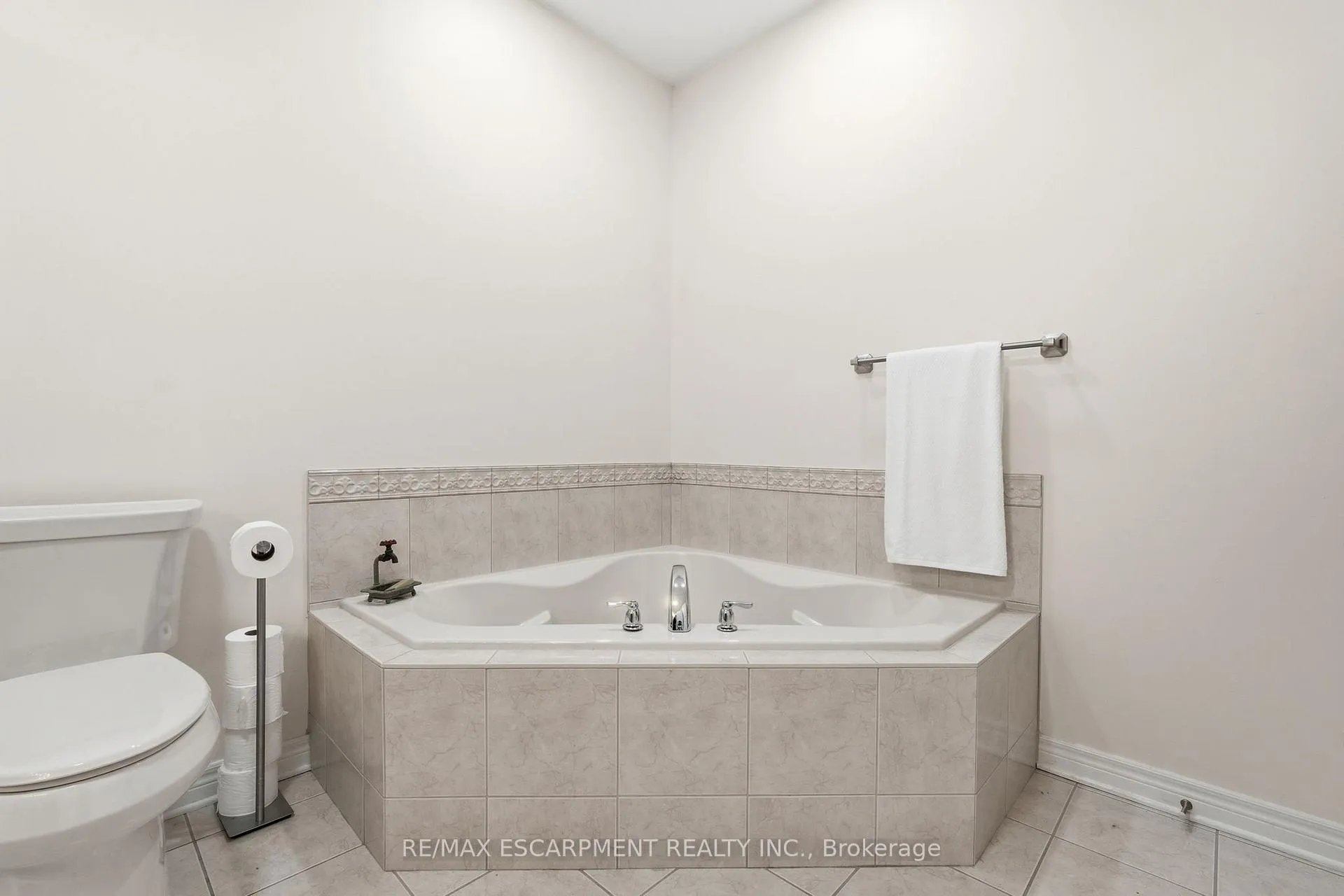 Photo 27 of 4055 Ashby Drive, Lincoln, Beamsville — HOMEH