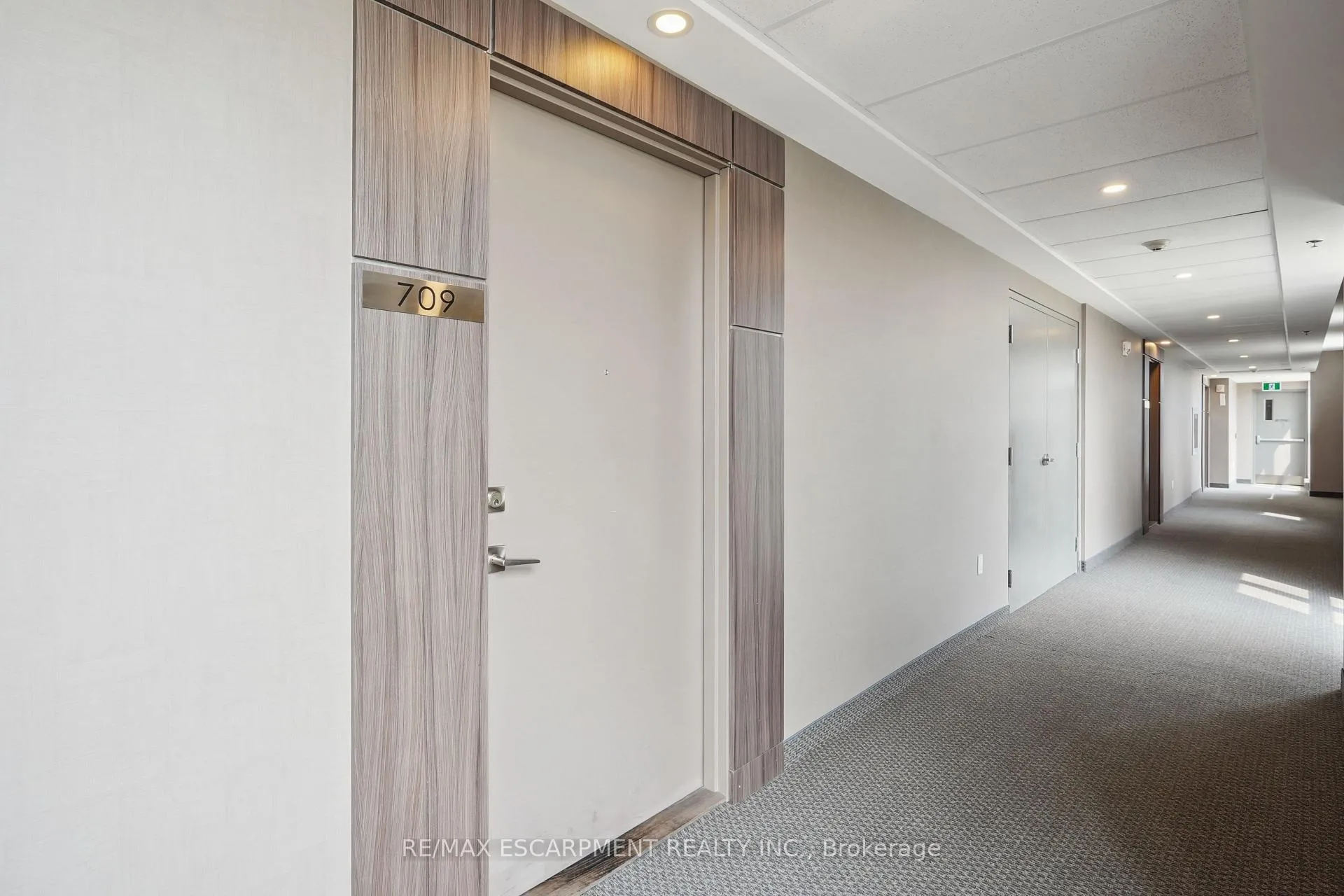 Photo 2 of Unit 709, 560 North Service Road, Grimsby, Grimsby Beach — HOMEH