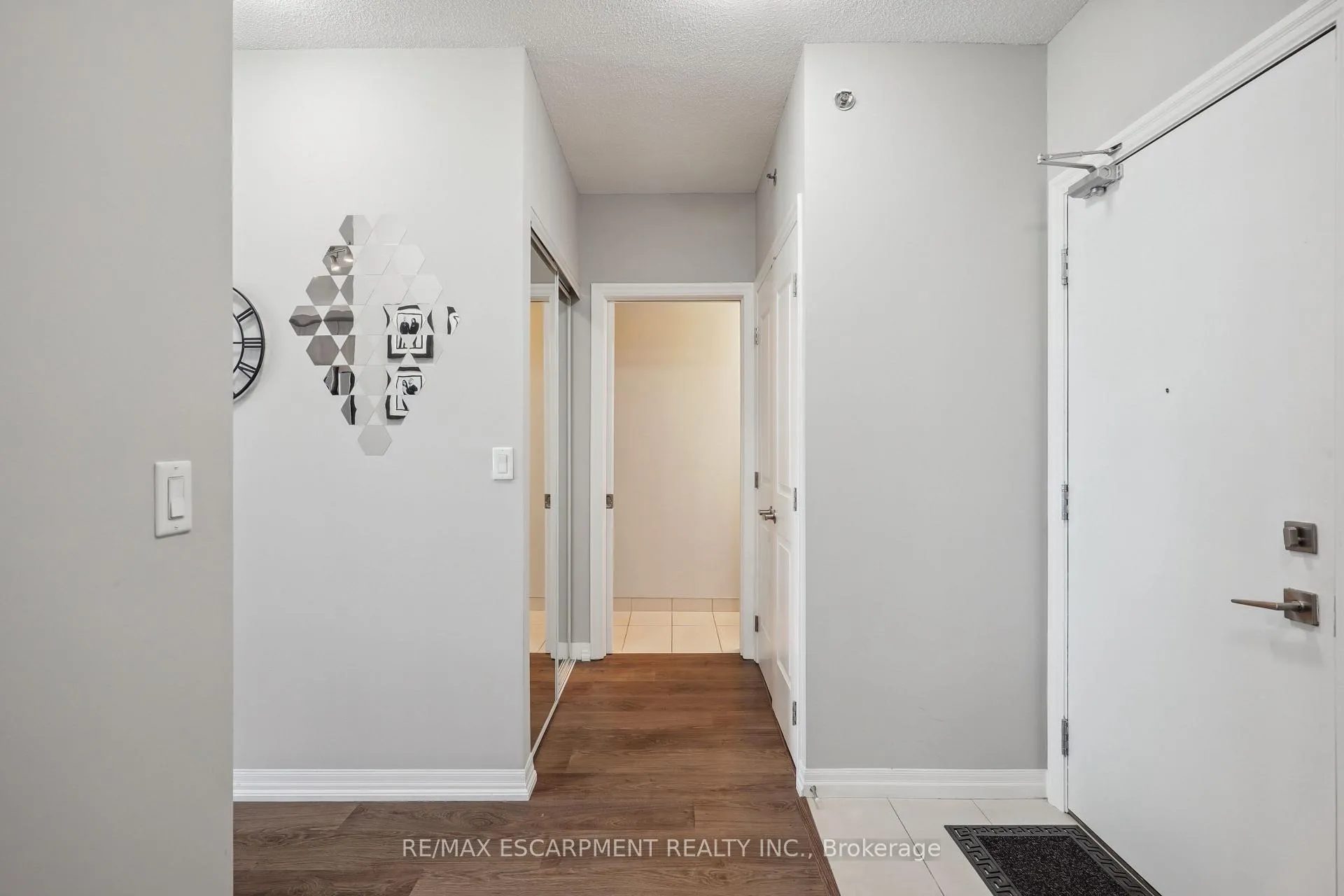 Photo 5 of Unit 709, 560 North Service Road, Grimsby, Grimsby Beach — HOMEH