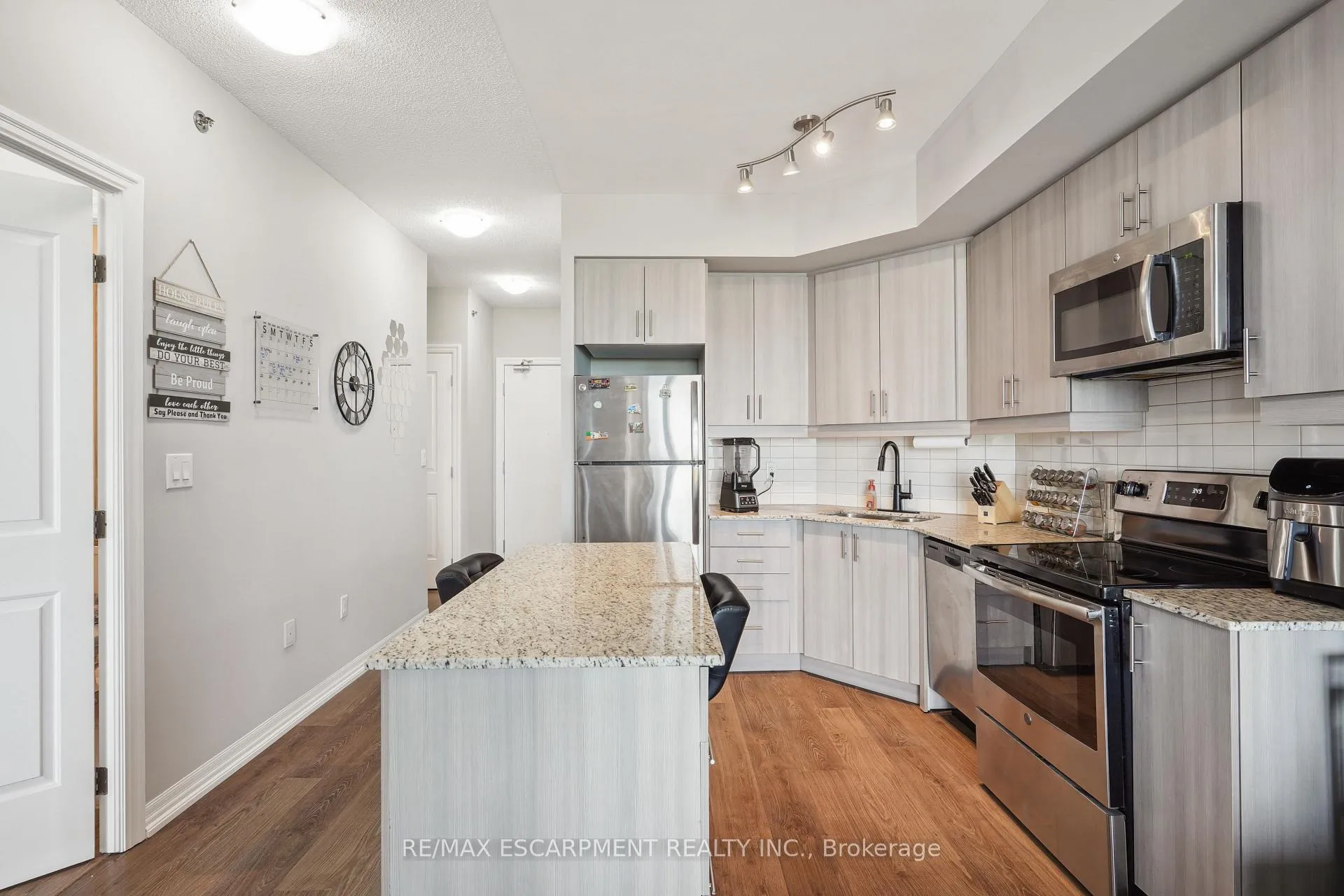 Photo 7 of Unit 709, 560 North Service Road, Grimsby, Grimsby Beach — HOMEH