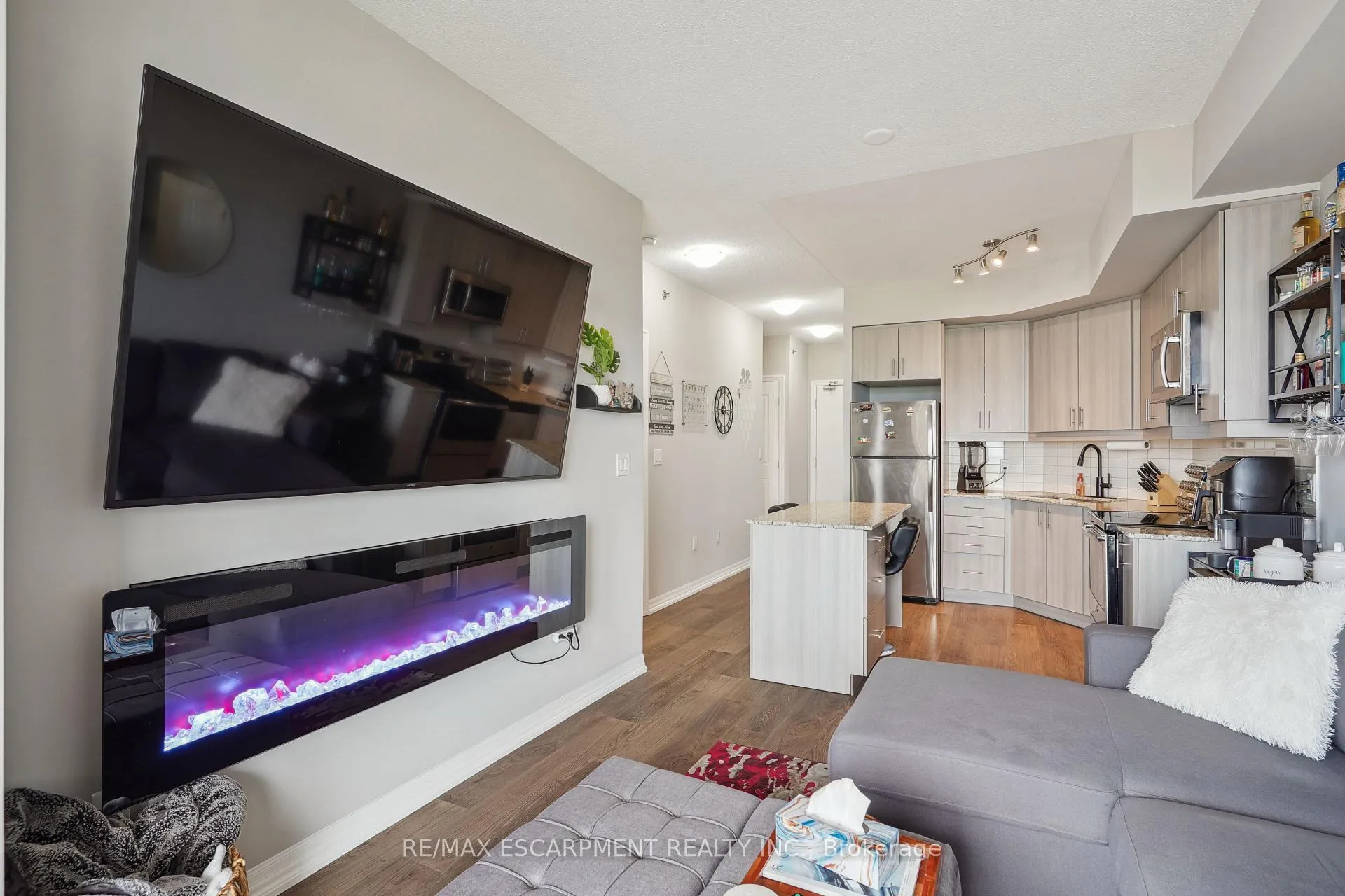 Photo 9 of Unit 709, 560 North Service Road, Grimsby, Grimsby Beach — HOMEH