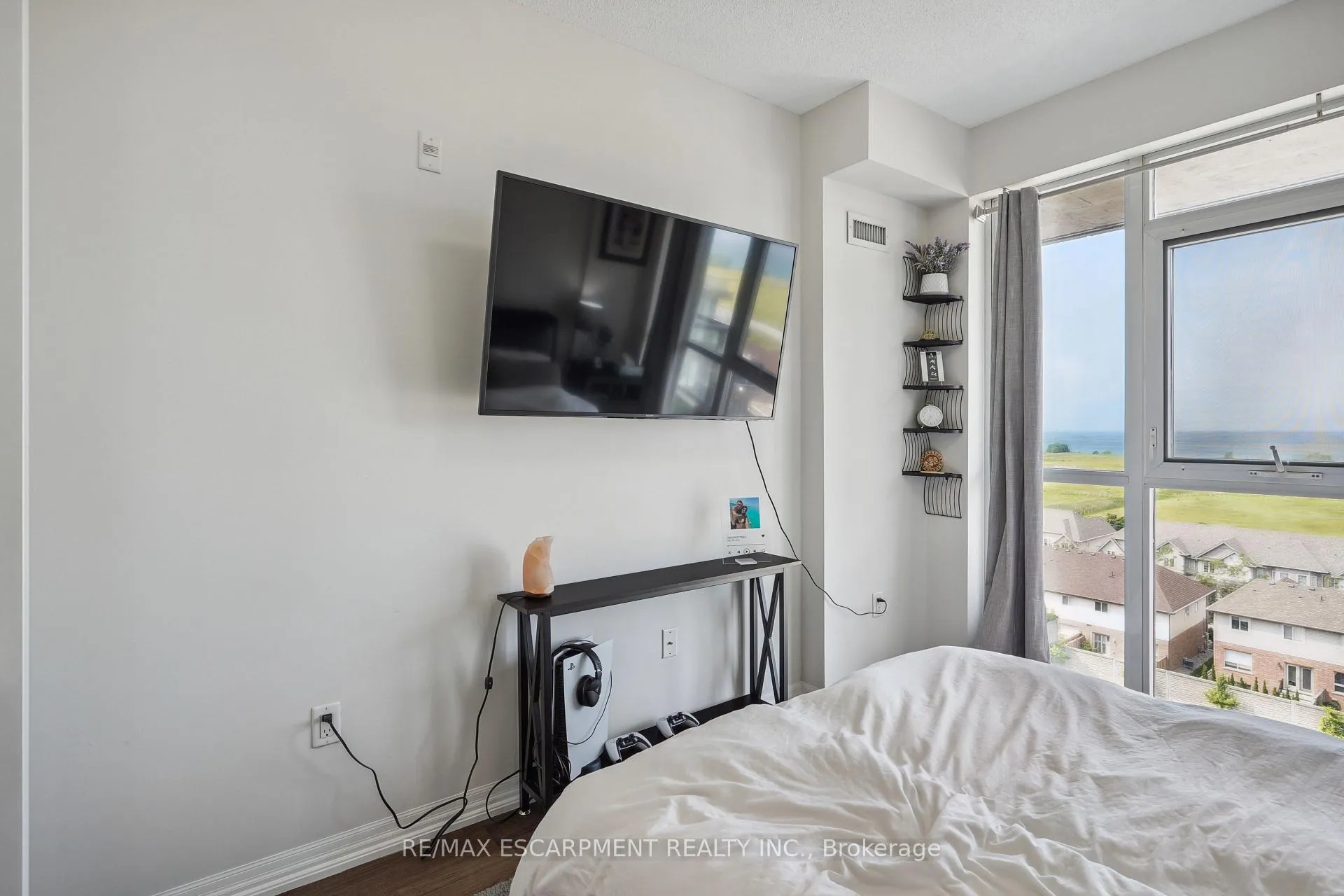 Photo 13 of Unit 709, 560 North Service Road, Grimsby, Grimsby Beach — HOMEH