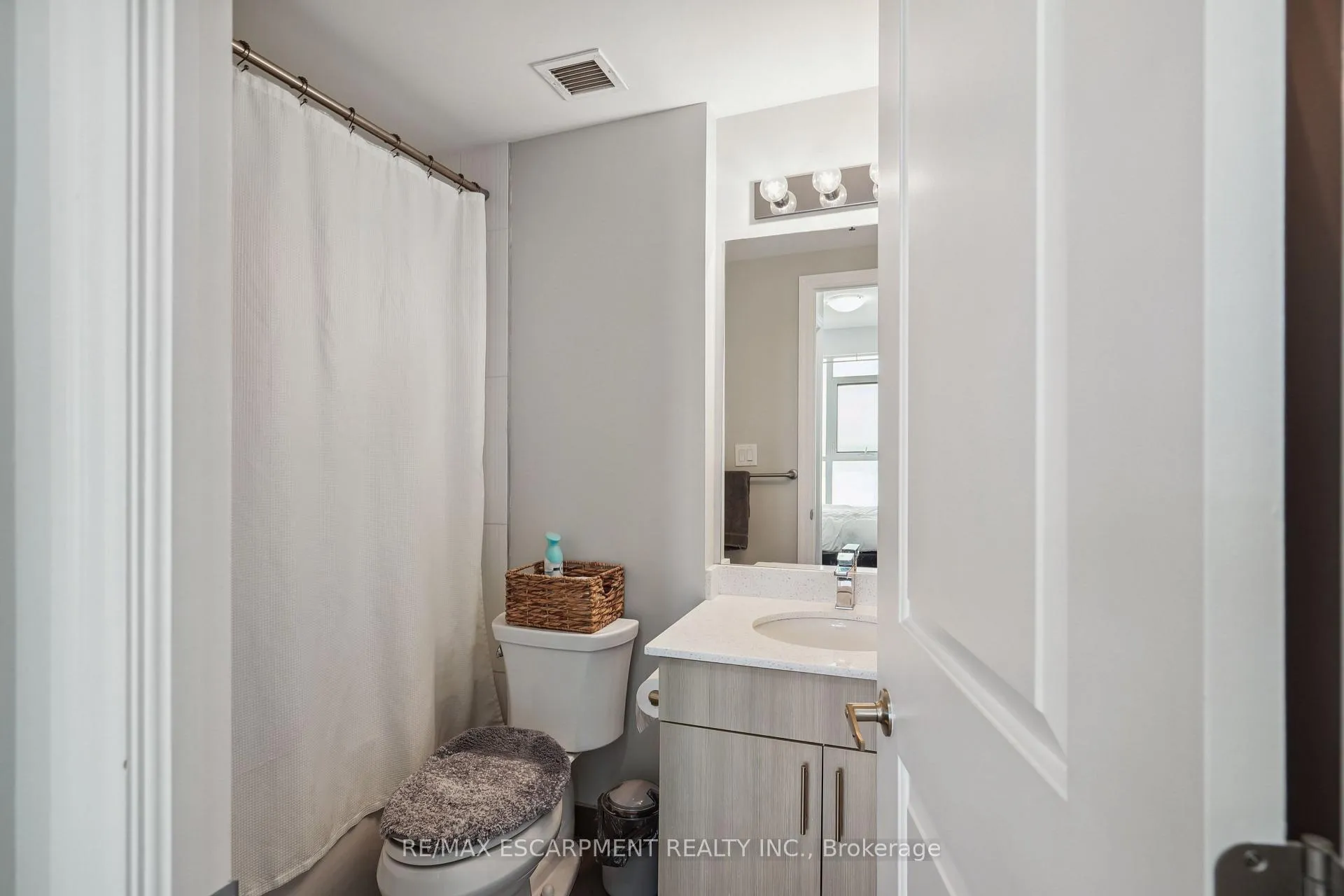 Photo 14 of Unit 709, 560 North Service Road, Grimsby, Grimsby Beach — HOMEH