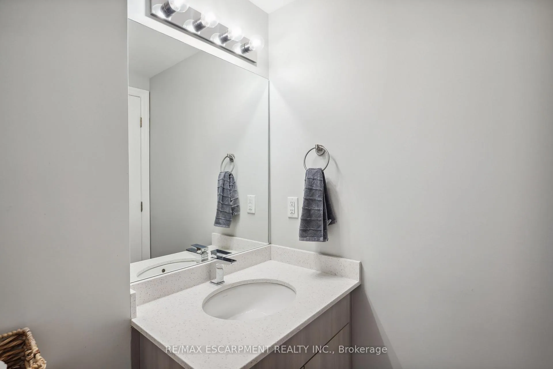 Photo 15 of Unit 709, 560 North Service Road, Grimsby, Grimsby Beach — HOMEH