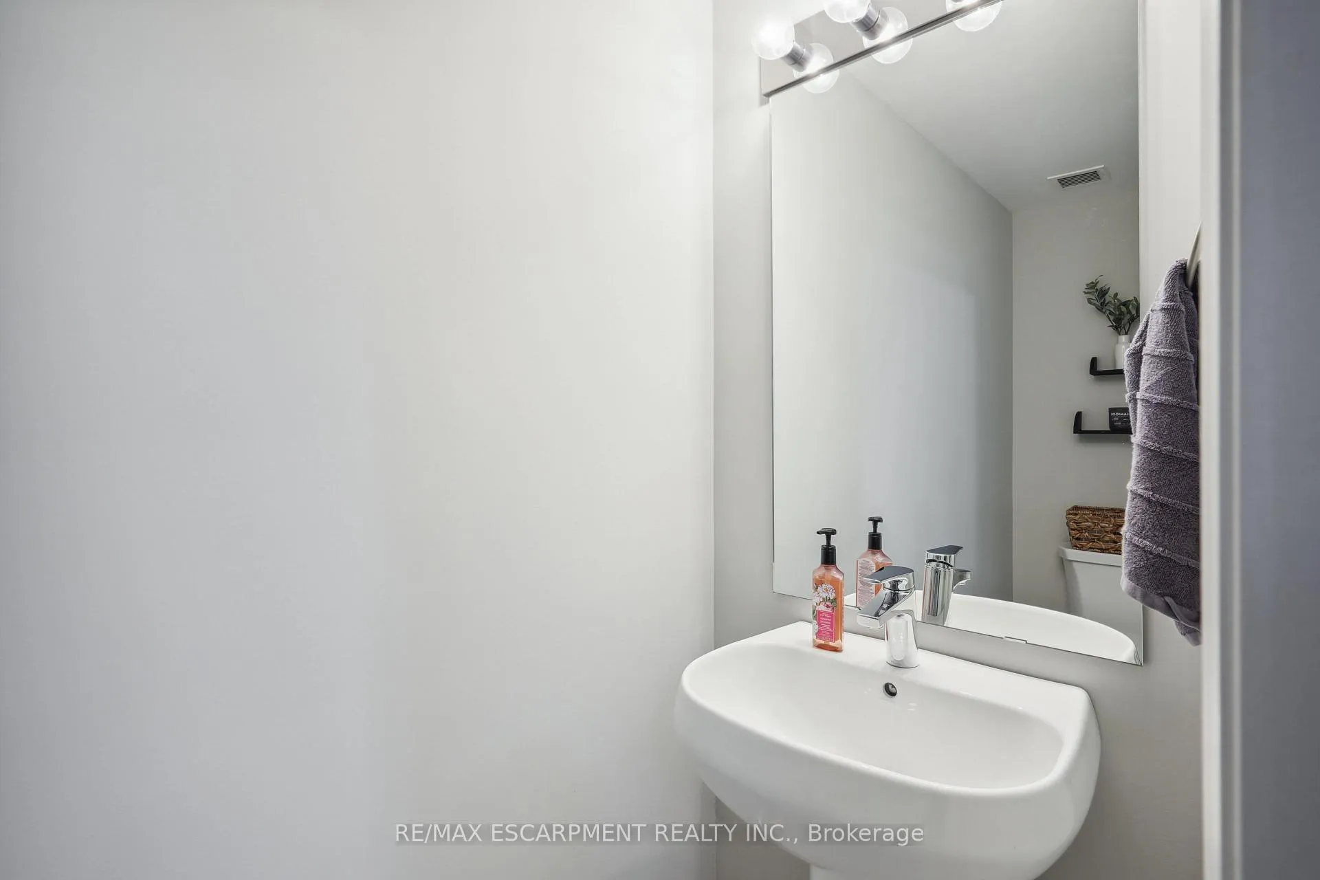 Photo 19 of Unit 709, 560 North Service Road, Grimsby, Grimsby Beach — HOMEH