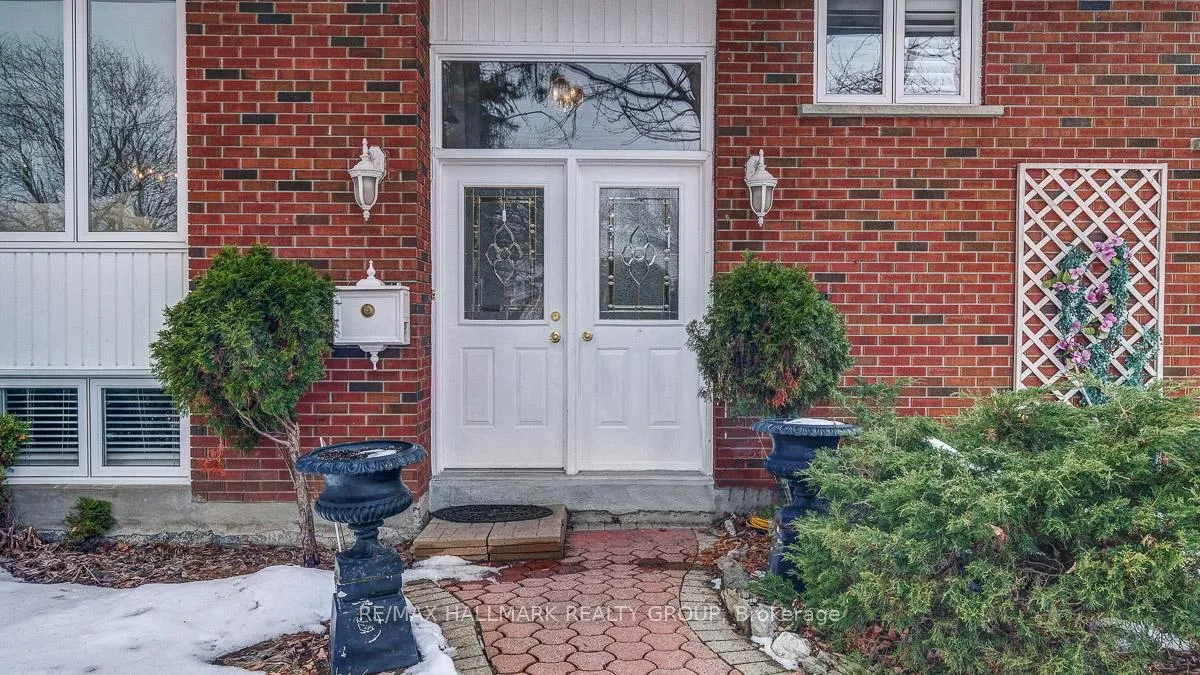 Photo 3 of 2185 Bickerton Avenue, Ottawa, Beacon Hill North — HOMEH