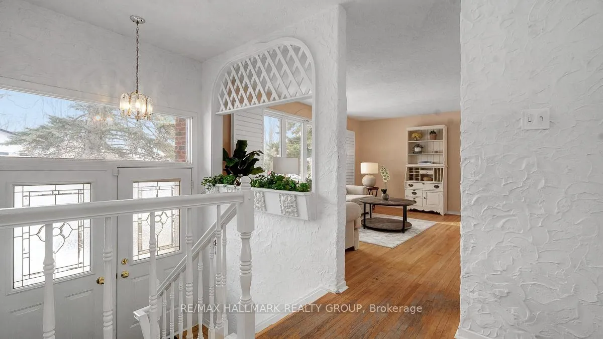 Photo 4 of 2185 Bickerton Avenue, Ottawa, Beacon Hill North — HOMEH