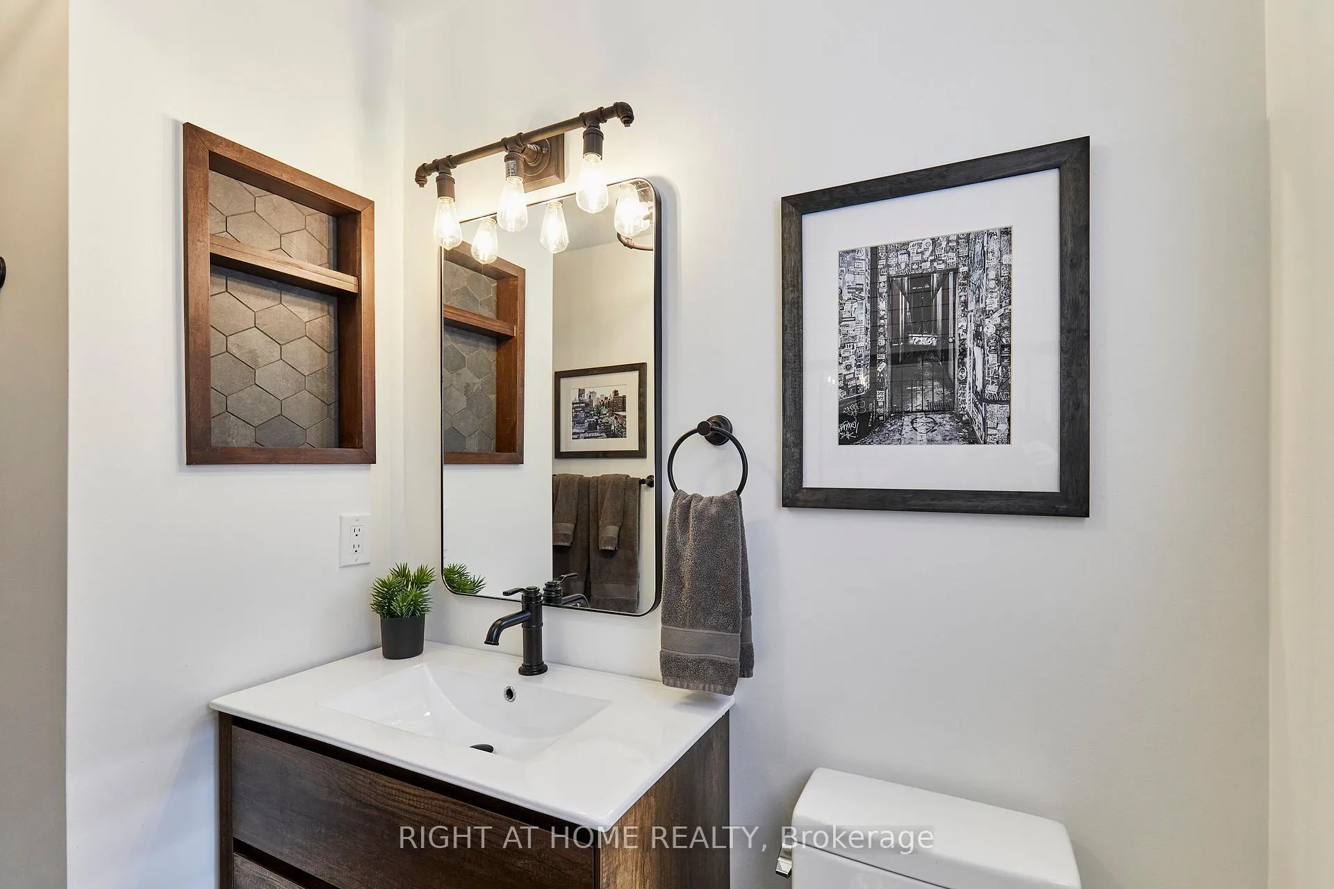 Photo 39 of 9 Artesian Drive, Whitby, Williamsburg — HOMEH