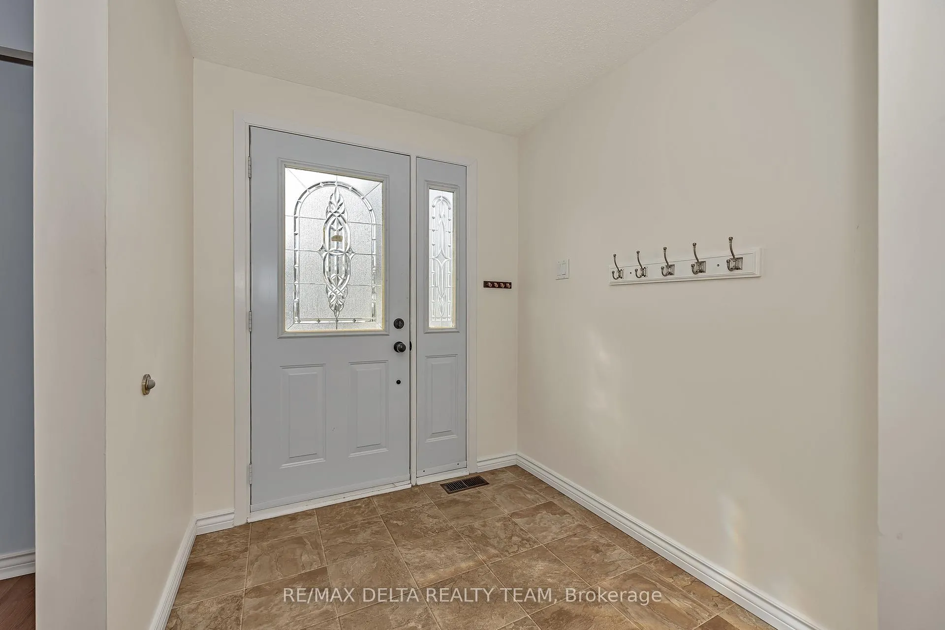 Photo 2 of 22 Red Maple Crescent, Ottawa, Blackburn Hamlet — HOMEH