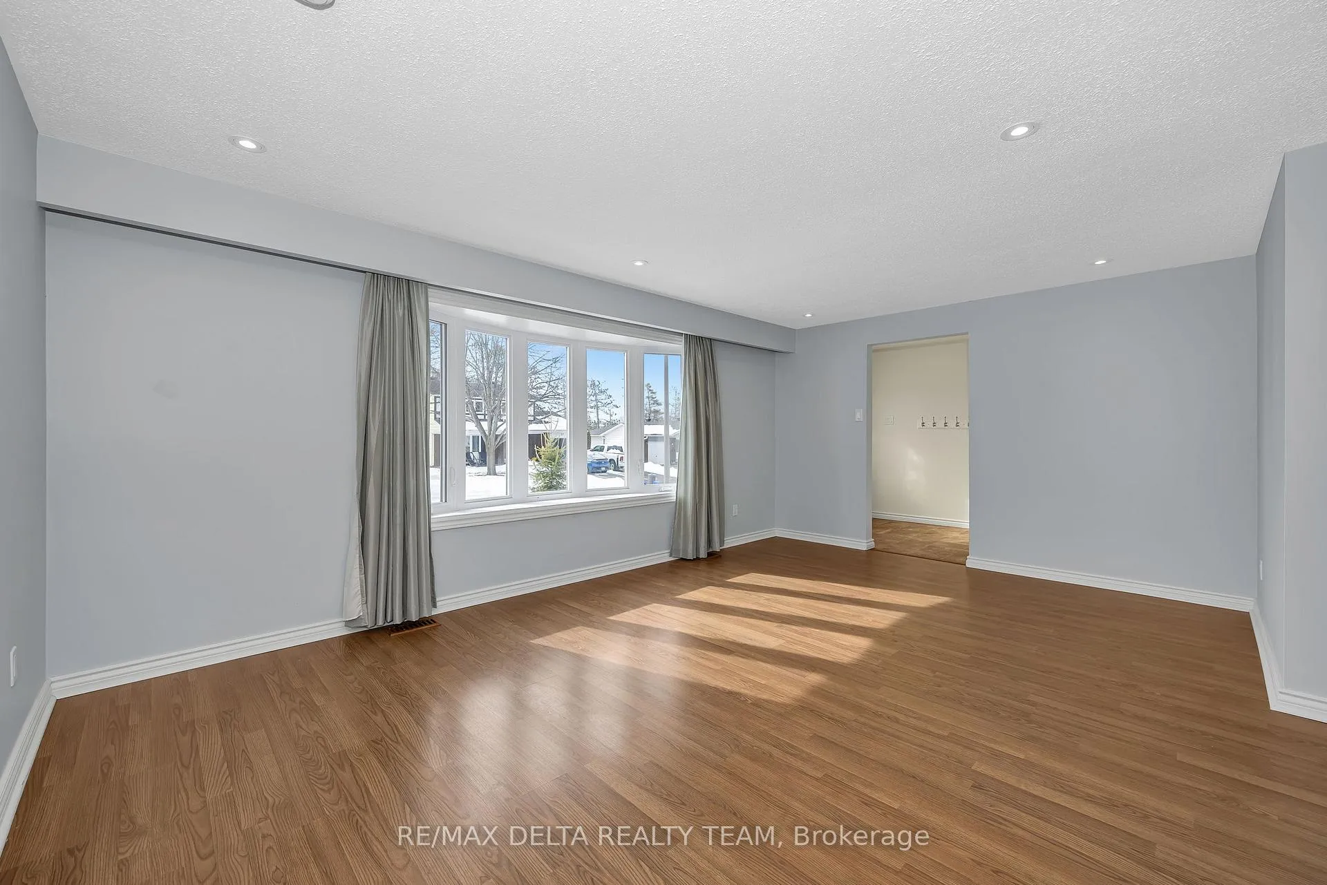 Photo 4 of 22 Red Maple Crescent, Ottawa, Blackburn Hamlet — HOMEH