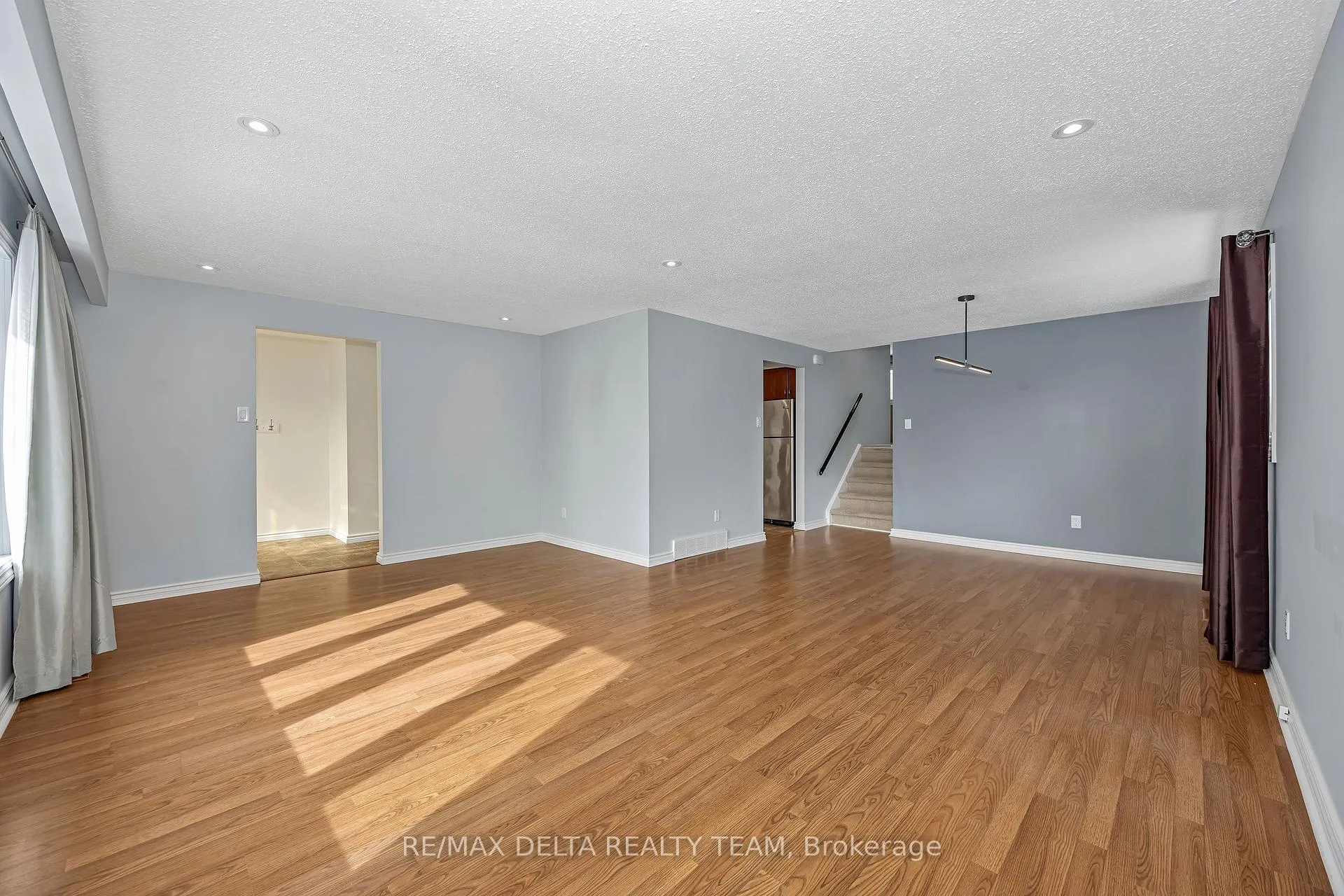 Photo 5 of 22 Red Maple Crescent, Ottawa, Blackburn Hamlet — HOMEH