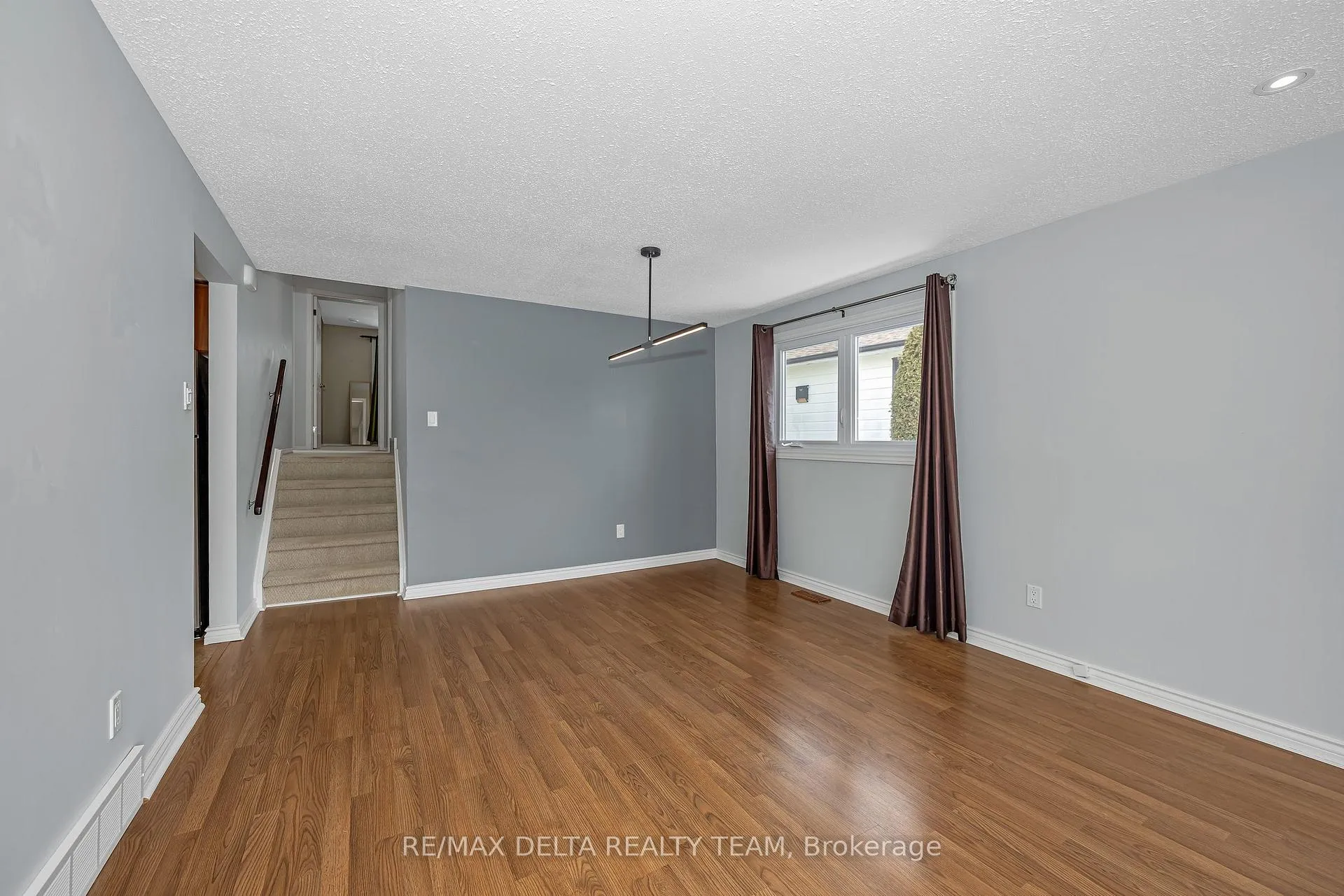 Photo 7 of 22 Red Maple Crescent, Ottawa, Blackburn Hamlet — HOMEH