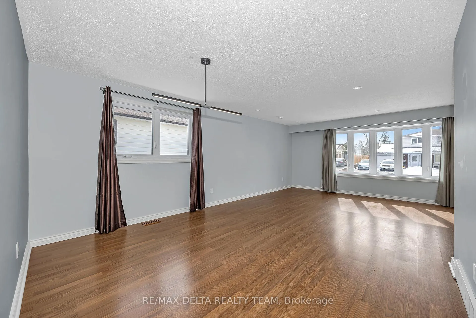 Photo 9 of 22 Red Maple Crescent, Ottawa, Blackburn Hamlet — HOMEH