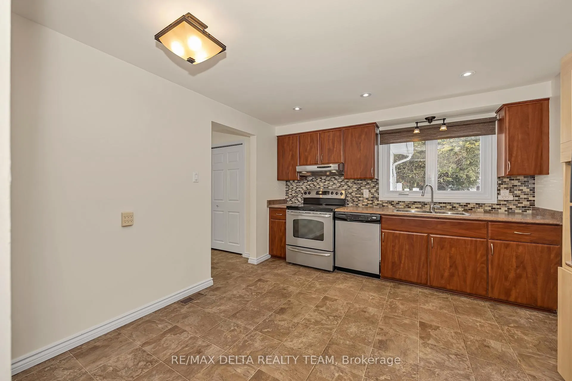 Photo 10 of 22 Red Maple Crescent, Ottawa, Blackburn Hamlet — HOMEH
