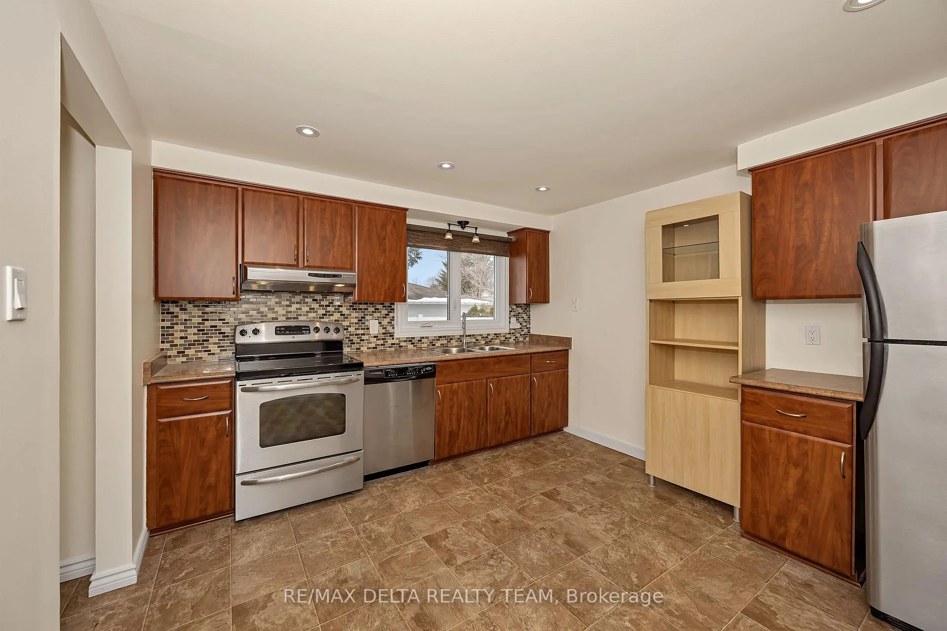 Photo 11 of 22 Red Maple Crescent, Ottawa, Blackburn Hamlet — HOMEH